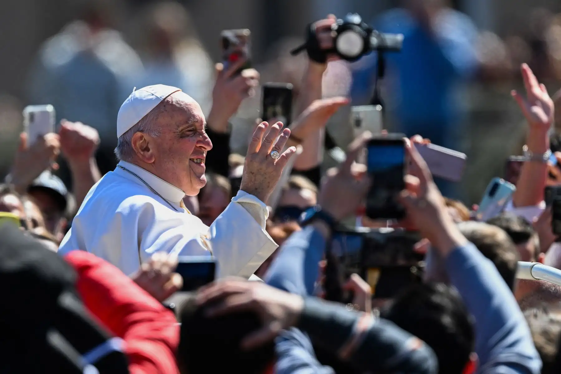 El Papa Francisco saluda desde el carro del papamóvil mientras hace un recorrido por la plaza de San Pedro después de la misa del Domingo de Pascua en el Vaticano. Foto: ANDINA/ AFP