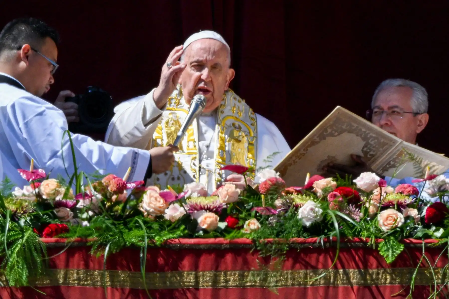 El Papa Francisco entrega la bendición Urbi et Orbi de Pascua desde la logia de la basílica de San Pedro con vista a la plaza de San Pedro en el Vaticano. Foto:ANDINA/ AFP