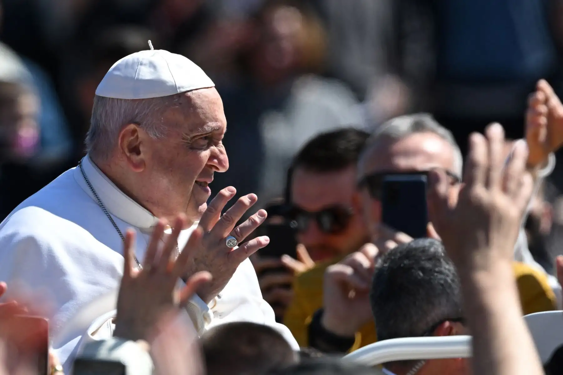El Papa Francisco saluda desde el carro del papamóvil mientras hace un recorrido por la plaza de San Pedro después de la misa del Domingo de Pascua en el Vaticano. Foto: AFP