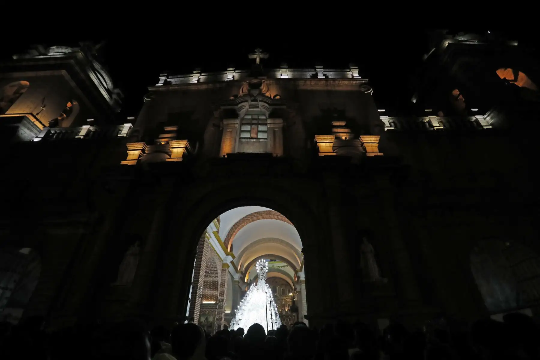 Después de las 5 de la mañana, volvió a salir el anda del Señor de la Resurrección, con más de 12 toneladas de peso, cargada por más de 500 personas. Miles de fieles acompañaron la procesión en la Plaza de Armas de Ayacucho. Foto: ANDINA/ Daniel Bracamonte