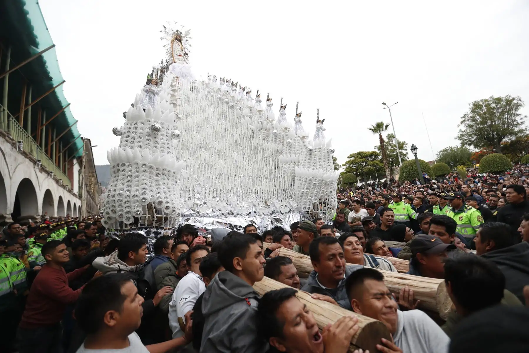 Después de las 5 de la mañana, volvió a salir el anda del Señor de la Resurrección, con más de 12 toneladas de peso, cargada por más de 500 personas. Miles de fieles acompañaron la procesión en la Plaza de Armas de Ayacucho. Foto: ANDINA/ Daniel Bracamonte