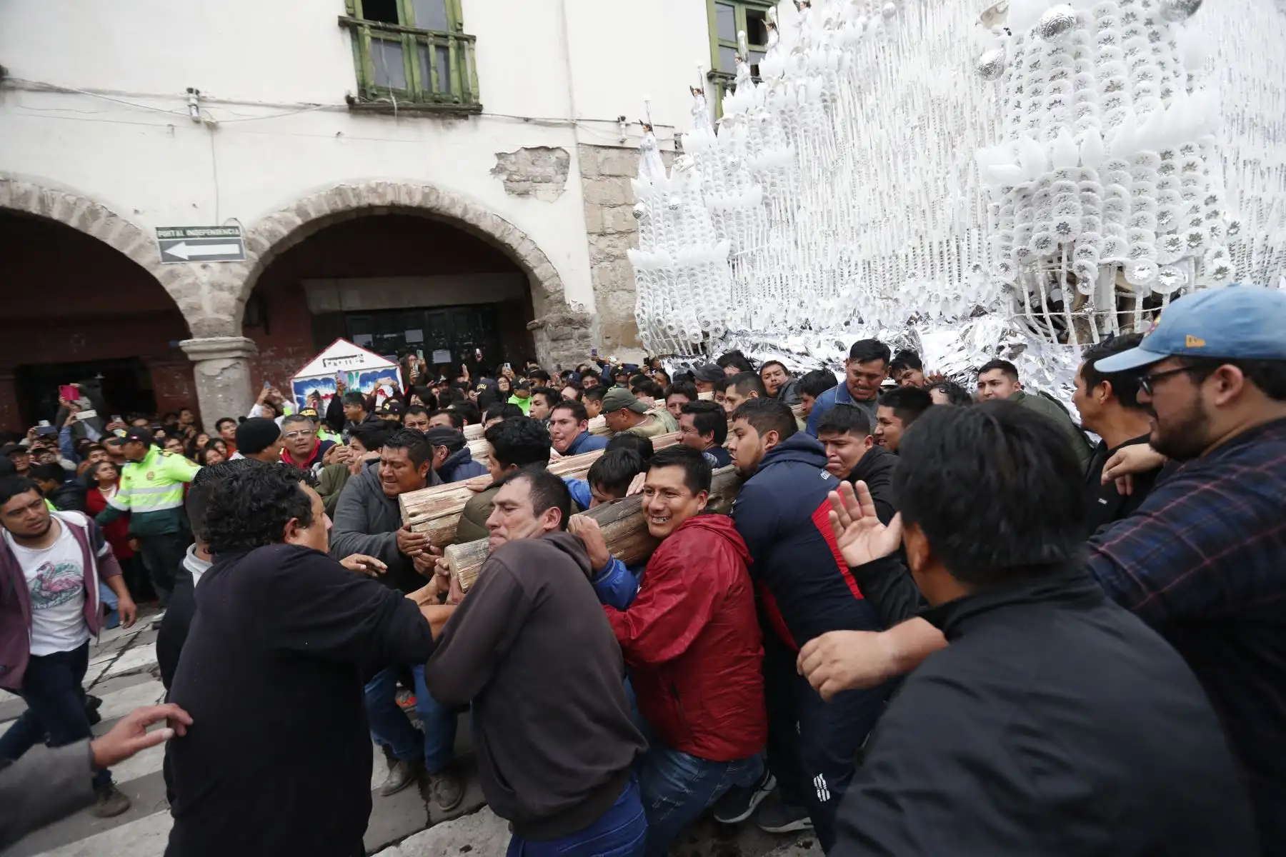 Después de las 5 de la mañana, volvió a salir el anda del Señor de la Resurrección, con más de 12 toneladas de peso, cargada por más de 500 personas. Miles de fieles acompañaron la procesión en la Plaza de Armas de Ayacucho.Foto: ANDINA/Daniel Bracamonte