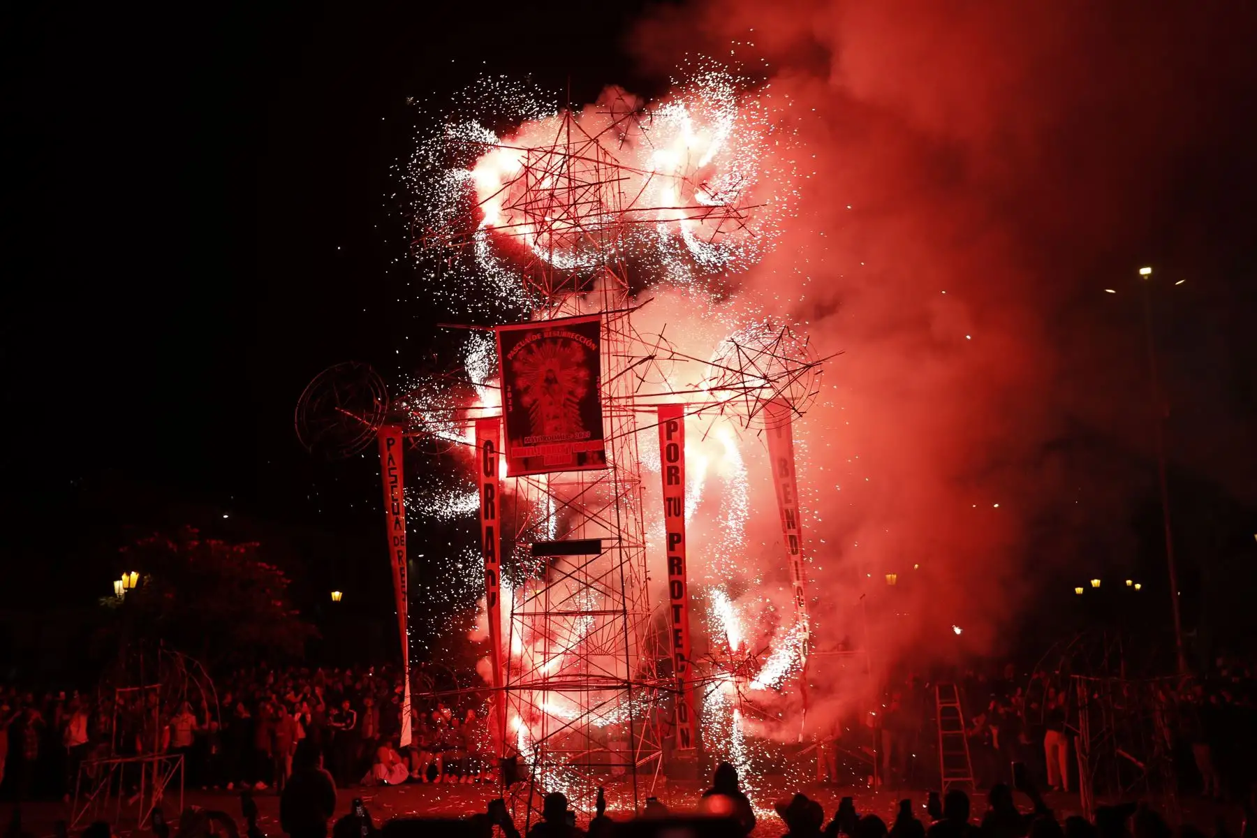 Después de las 5 de la mañana, volvió a salir el anda del Señor de la Resurrección, con más de 12 toneladas de peso, cargada por más de 500 personas. Miles de fieles acompañaron la procesión en la Plaza de Armas de Ayacucho.Foto: ANDINA/Daniel Bracamonte