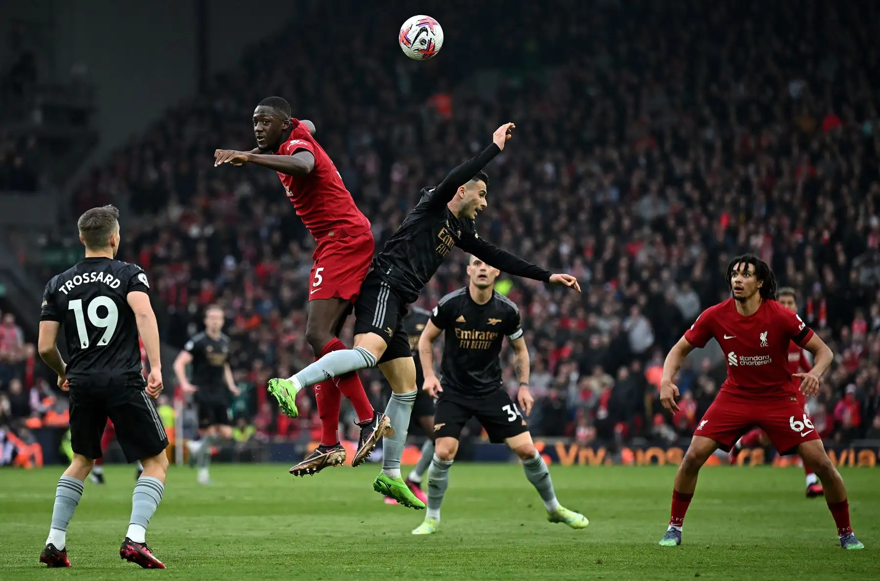 El defensor francés del Liverpool Ibrahima Konate y el mediocampista brasileño del Arsenal Gabriel Martinelli compiten en el aire por el balón durante el partido de fútbol de la Premier League inglesa entre Liverpool y Arsenal en Anfield en Liverpool, noroeste de Inglaterra. Foto: AFP