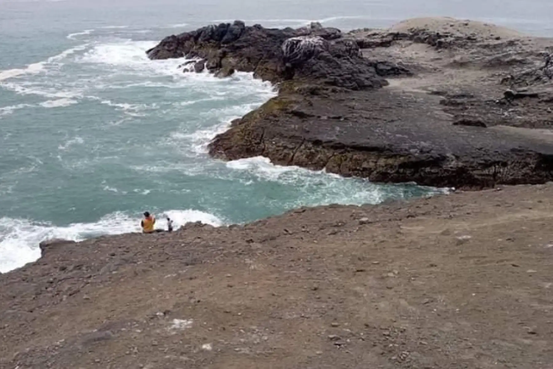 Debido a los oleajes moderados que se presentan en distintos puntos del litoral ancashino, los adolescentes fueron envueltos por la corriente marina, siendo arrastrados hasta el fondo del mar.