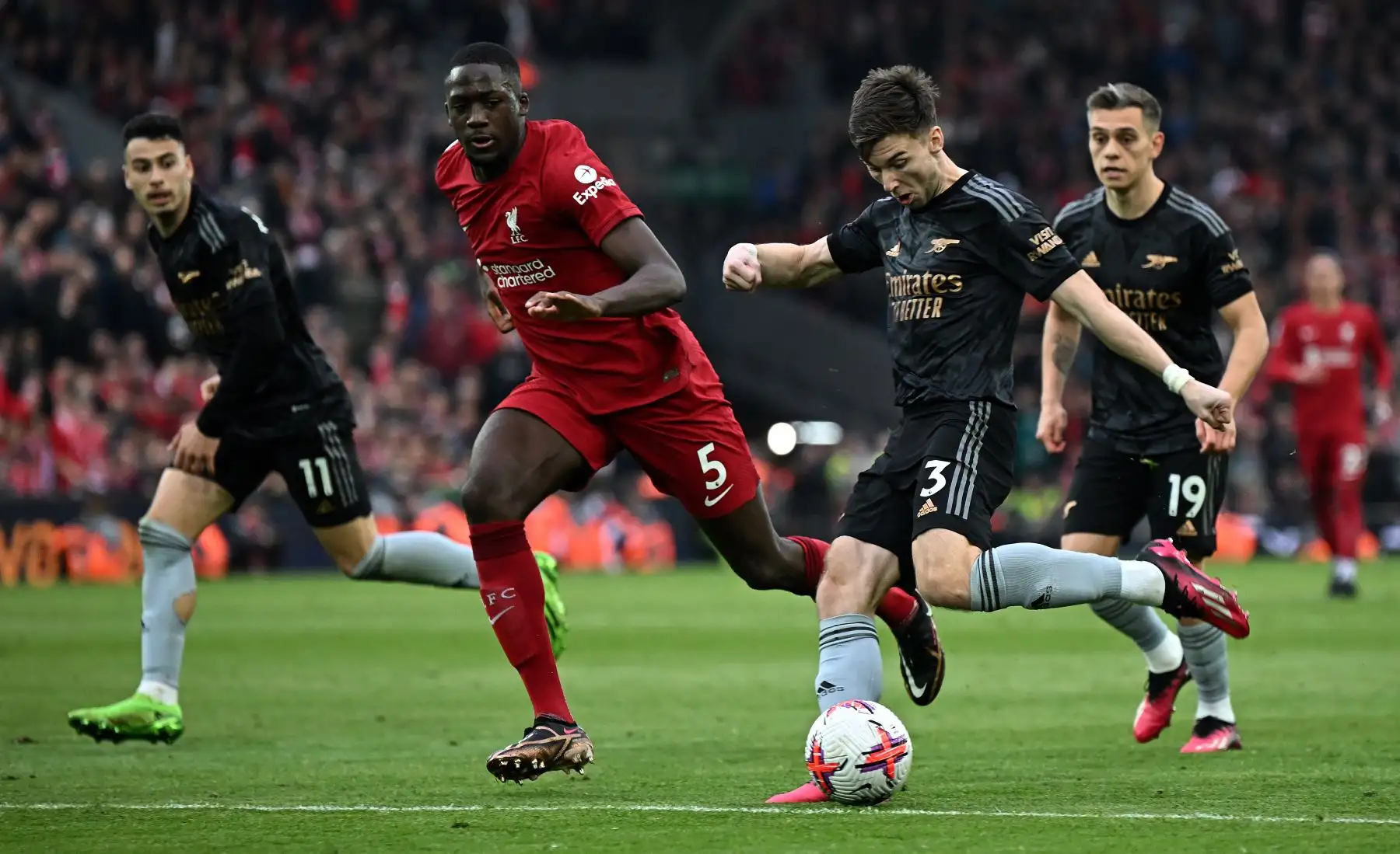 El defensa escocés del Arsenal, Kieran Tierney, dispara fuera de la portería durante el partido de fútbol de la Premier League inglesa entre Liverpool y Arsenal en Anfield en Liverpool, noroeste de Inglaterra. Foto: AFP