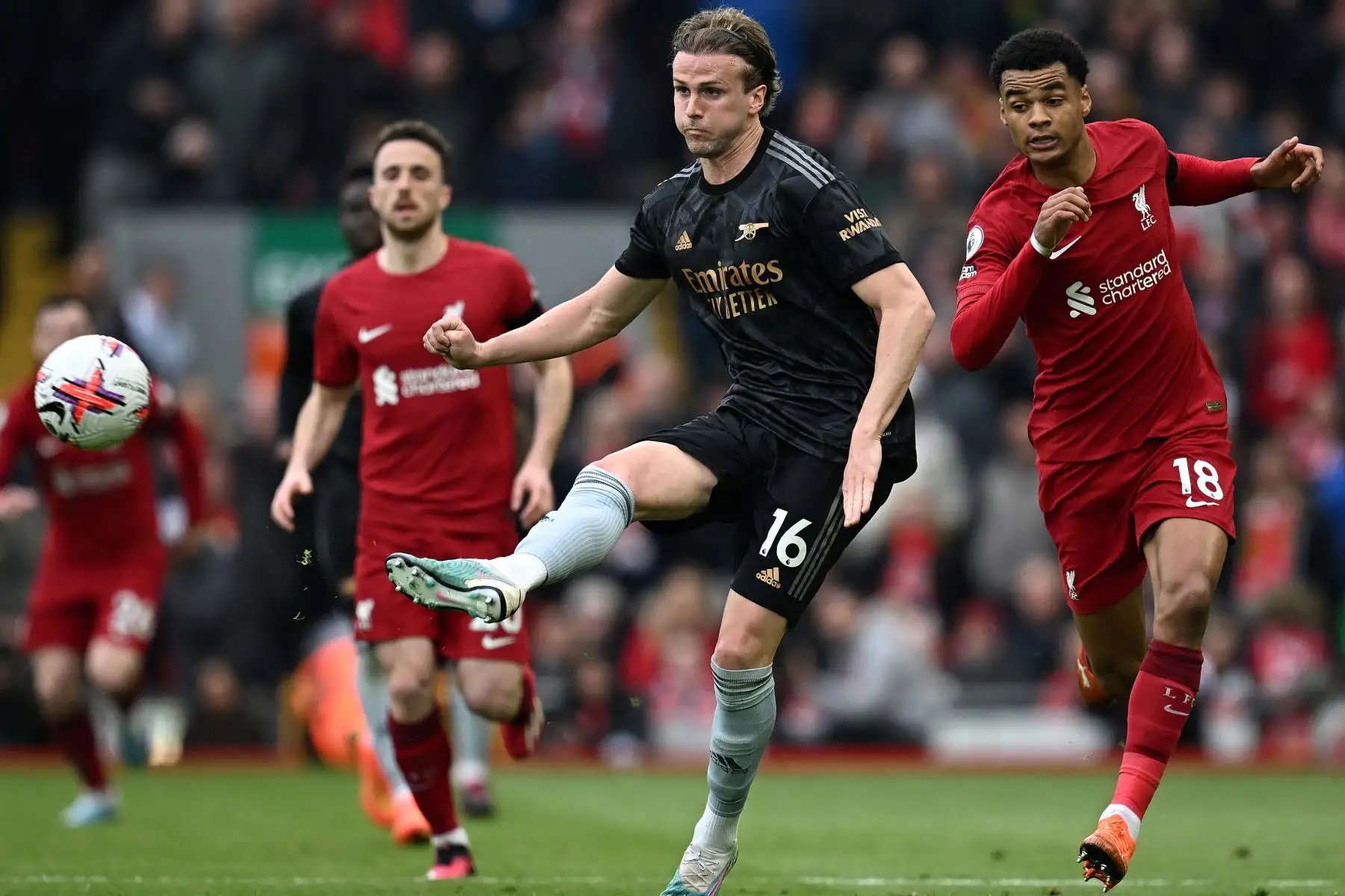 El defensor inglés del Arsenal Rob Holding  pasa el balón durante el partido de fútbol de la Premier League inglesa entre Liverpool y Arsenal en Anfield en Liverpool, noroeste de Inglaterra. Foto: ANDINA/ AFP