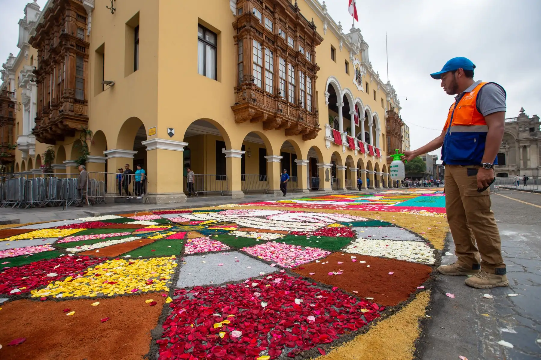 Este domingo de Resurreción la Plaza de Armas fue escenario del Concurso de alfombras florales, organizado por la Municipalidad de Lima, con la presencia de 33 participantes. Foto: ANDINA/Tatiana Gamarra