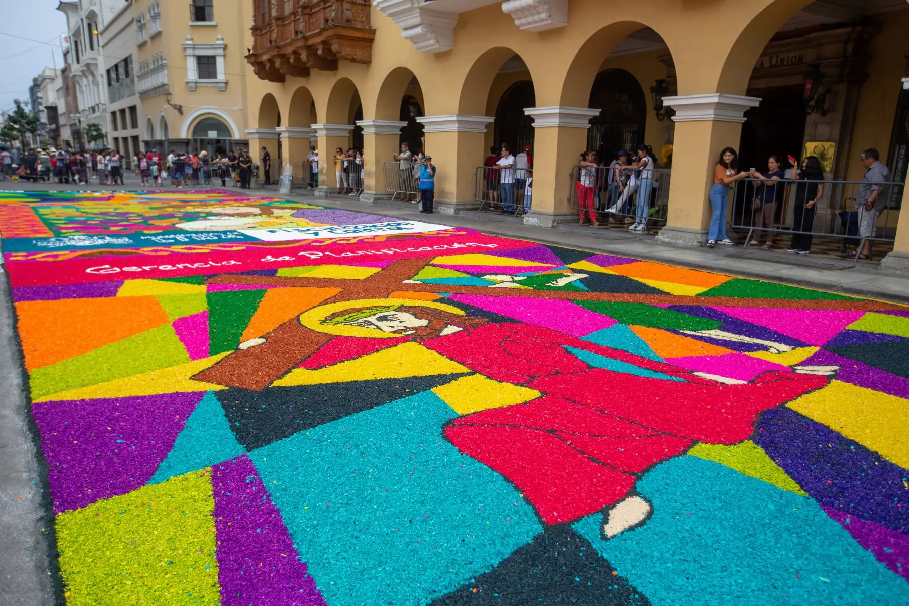 Este domingo de Resurreción la Plaza de Armas fue escenario del Concurso de alfombras florales, organizado por la Municipalidad de Lima, con la presencia de 33 participantes. Foto: ANDINA/Tatiana Gamarra