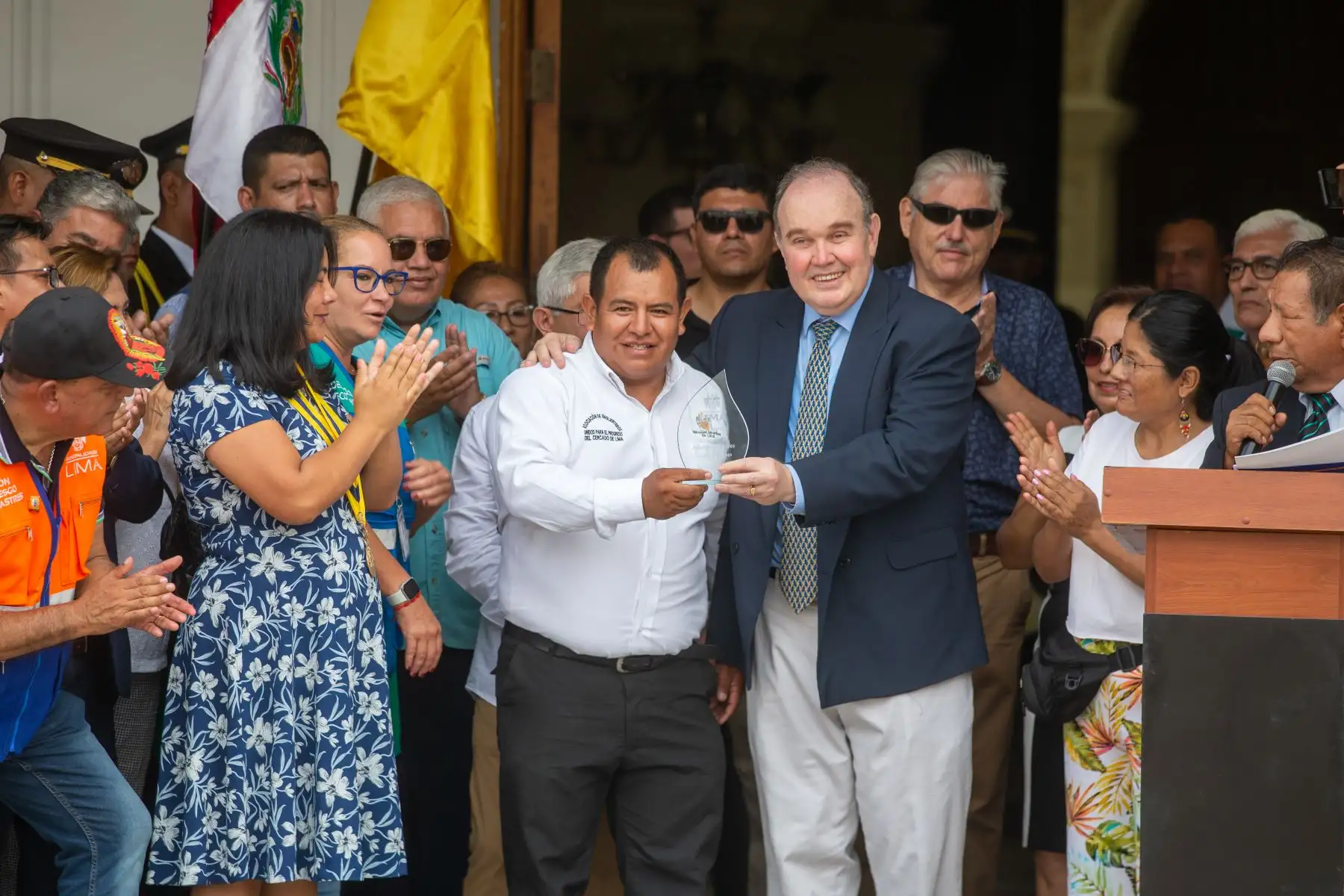 Participaron en total 33 alfombras de flores. El tercer puesto fue ocupado por la Asociación de vendedores de emoliente de Lima. Los ganadores fueron premiados por el Alcalde de Lima, Rafael López Aliaga. Foto: ANDINA/Tatiana Gamarra