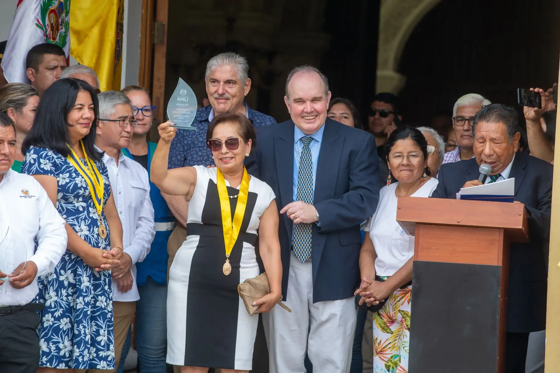 Participaron en total 33 alfombras de flores. El segundo lugar fue ocupado opr la Municipalidad de Miraflores. Los ganadores fueron premiados por el Alcalde de Lima, Rafael López Aliaga. Foto: ANDINA/Tatiana Gamarra