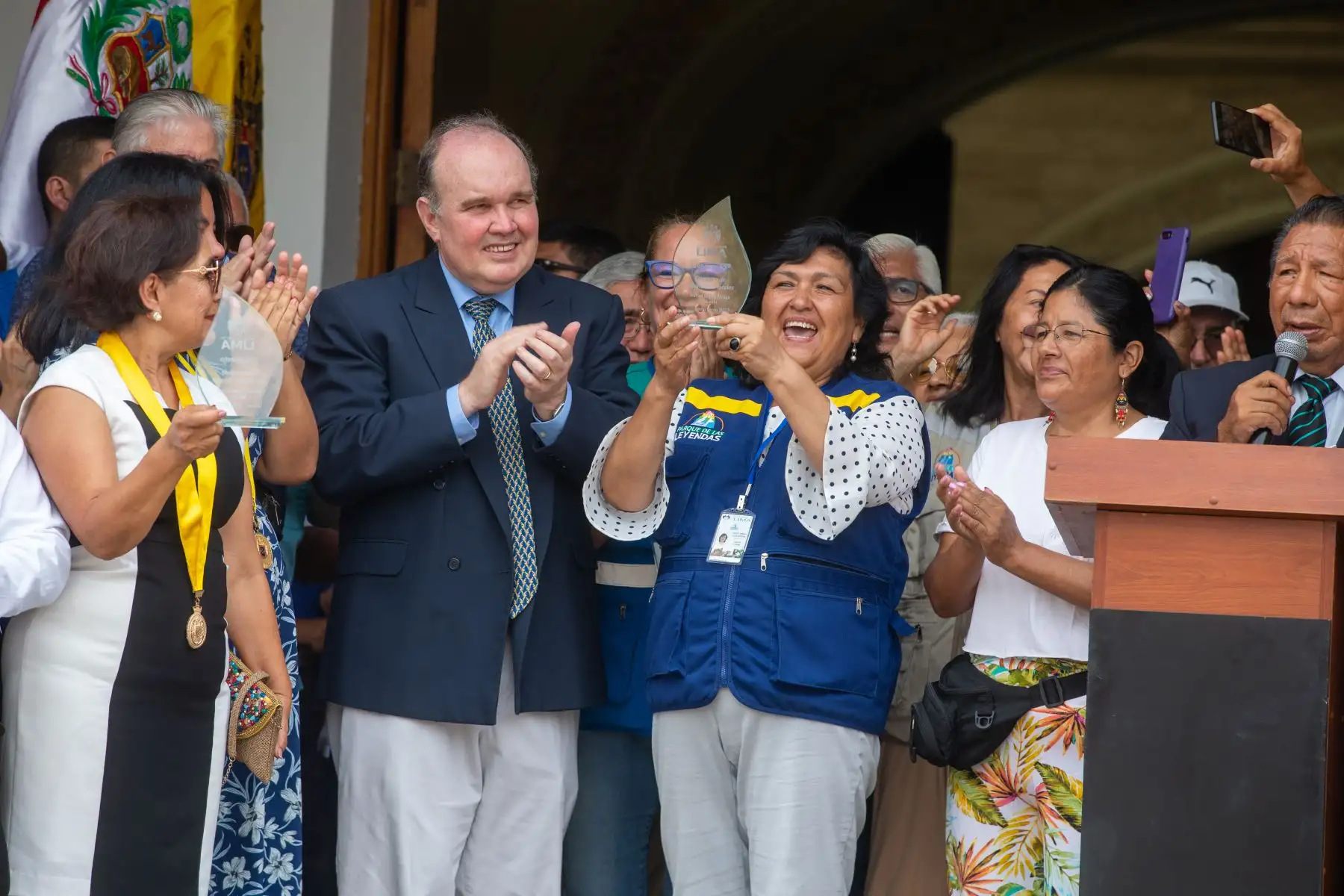 Participaron en total 33 alfombras de flores. El primer puesto fue ocupado por El Parque de las Leyendas. Los ganadores fueron premiados por el Alcalde de Lima, Rafael López Aliaga. Foto: ANDINA/Tatiana Gamarra