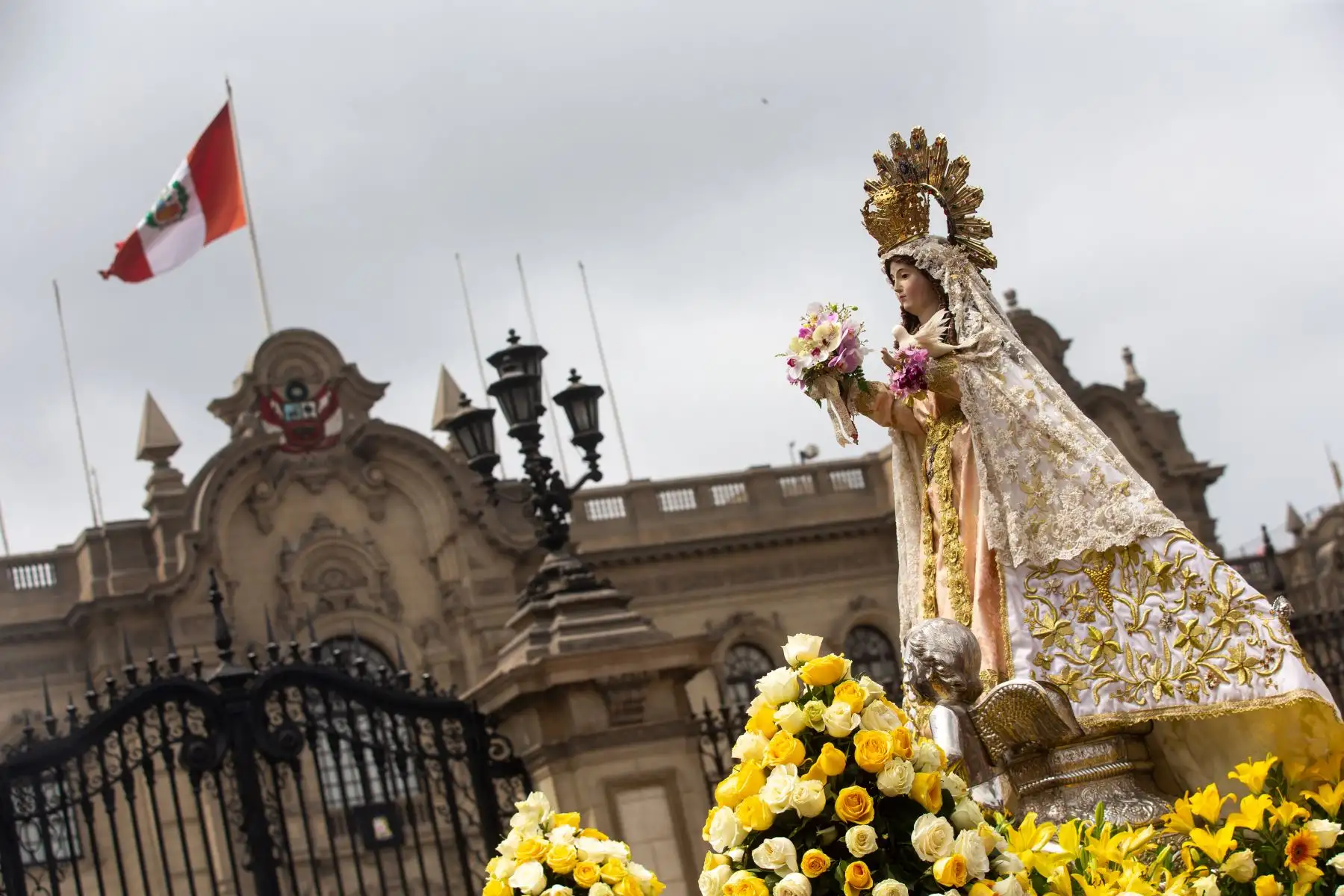 Este domingo de Resurección, salieron en procesión desde la Catedral, El Cristo Resucitado y Nuestra Señora de la Alegría. Foto: ANDINA/Tatiana Gamarra