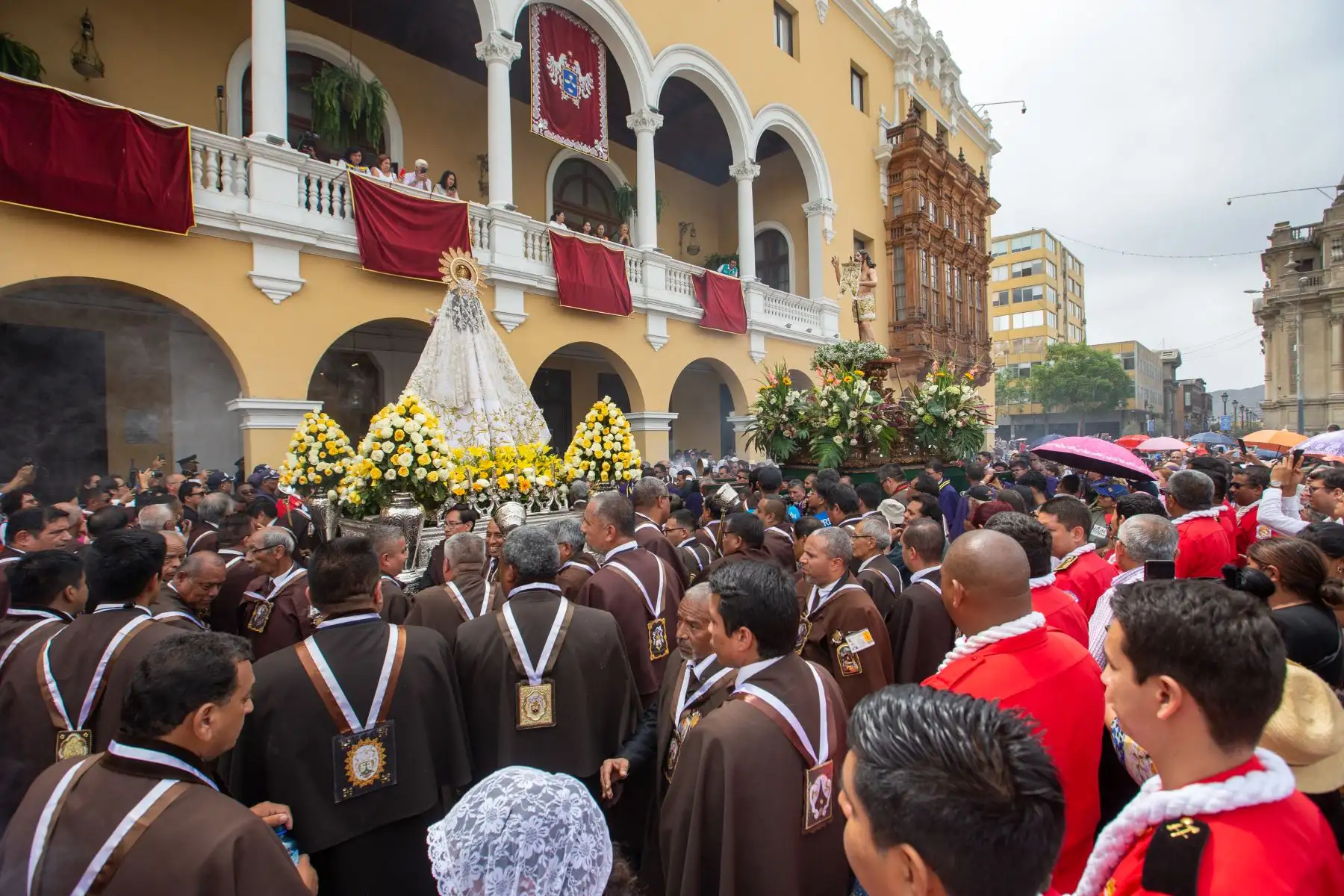 Este domingo de Resurección, salieron en procesión desde la Catedral, El Cristo Resucitado y Nuestra Señora de la Alegría. Foto: ANDINA/Tatiana Gamarra