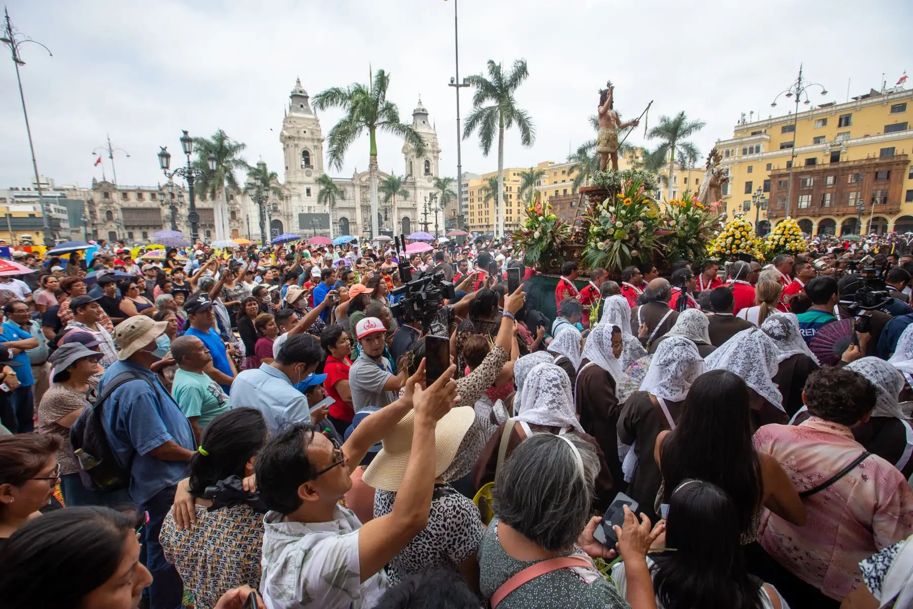 Este domingo de Resurección, salieron en procesión desde la Catedral, El Cristo Resucitado y Nuestra Señora de la Alegría. Foto: ANDINA/Tatiana Gamarra