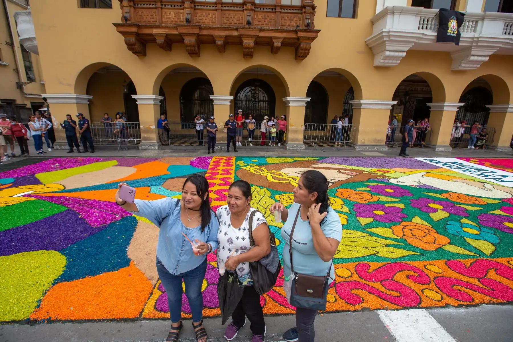 Este domingo de Resurreción la Plaza de Armas fue escenario del Concurso de alfombras florales, organizado por la Municipalidad de Lima, con la presencia de 33 participantes. Foto: ANDINA/Tatiana Gamarra