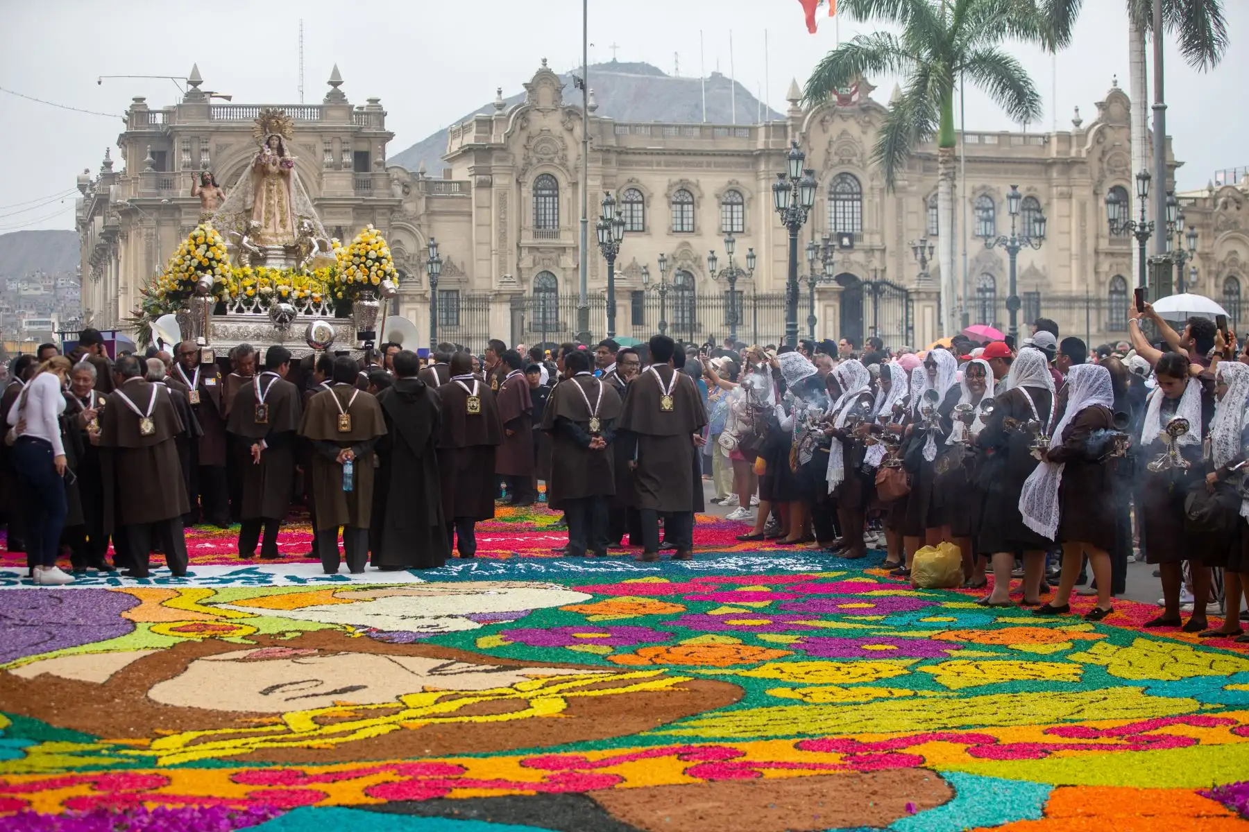 Este domingo de Resurreción la Plaza de Armas fue escenario del Concurso de alfombras Florales, organizado porla Municipalidad de Lima, con la presencia de 33 participantes. Foto: ANDINA/Tatiana Gamarra