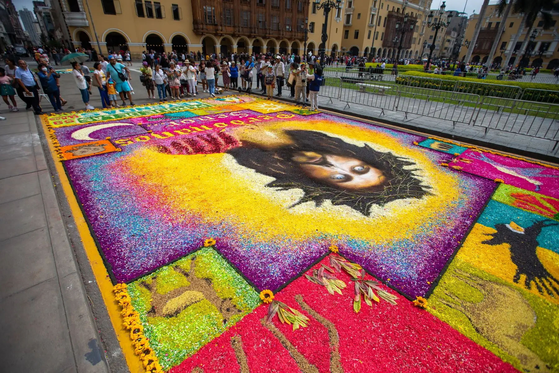 Participaron en total 33 alfombras de flores. Los ganadores fueron premiados por el Alcalde de Lima, Rafael López Aliaga. Foto: ANDINA/Tatiana Gamarra