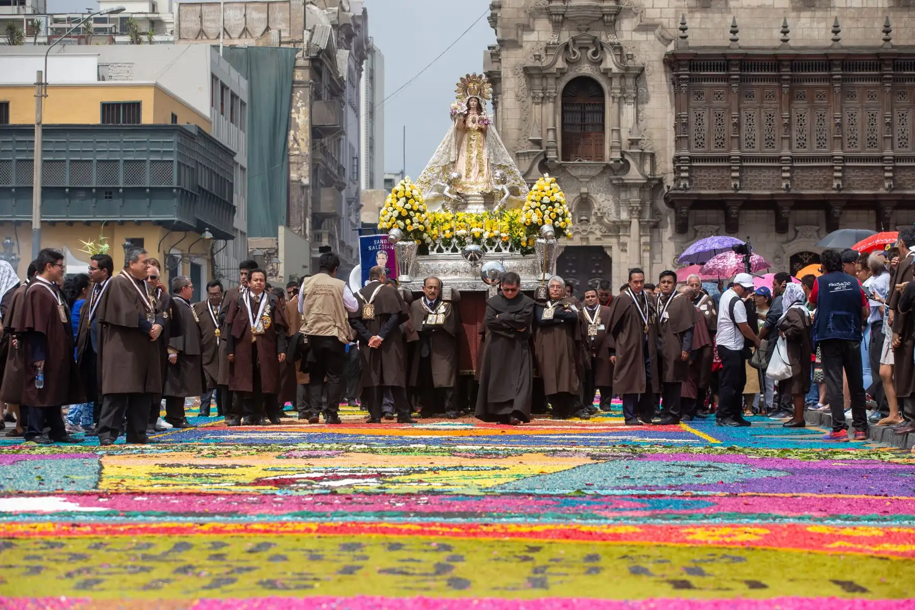 Este domingo de Resurreción la Plaza de Armas fue escenario del Concurso de alfombras florales, organizado por la Municipalidad de Lima, con la presencia de 33 participantes. Foto: ANDINA/Tatiana Gamarra