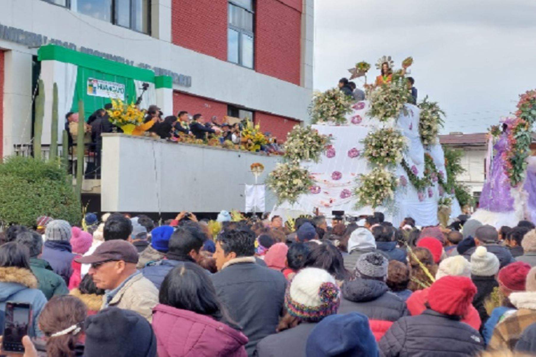 Al llegar al frontis de la municipalidad de Huancayo, el cristo resucitado fue vestido con el chaleco huanca y recibió la medalla de la ciudad,