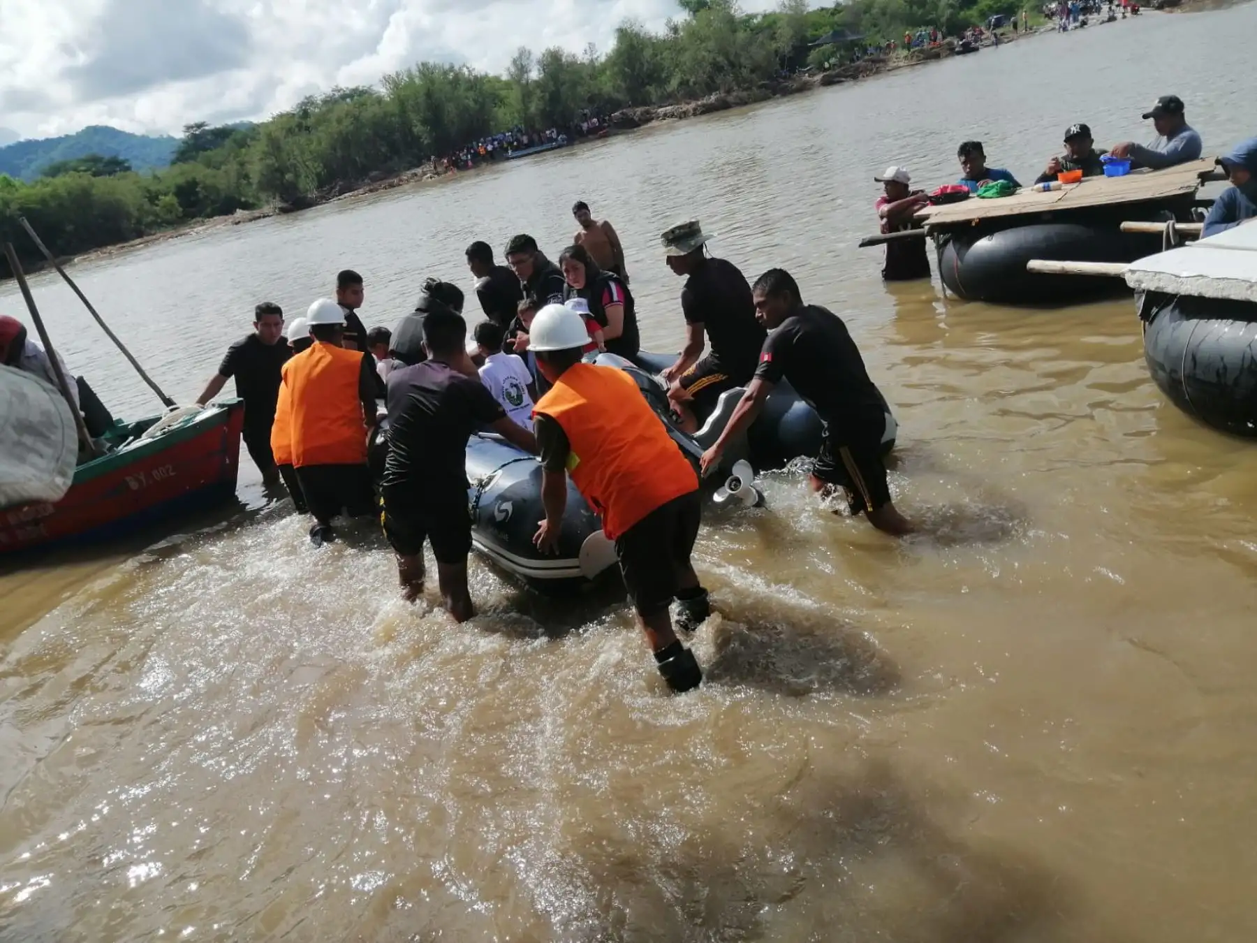 Personal del Ejército apoya traslado de personas por activación de quebrada San Francisco en Piura.