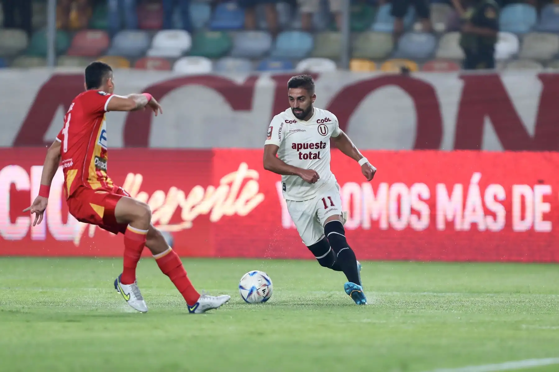 El jugador Luis Urruti de  Universitario de Deportes  disputa el balón por una jornada de la Liga 1 en el estadio Monumental de Ate.Foto: ANDINA/Ricardo Cuba