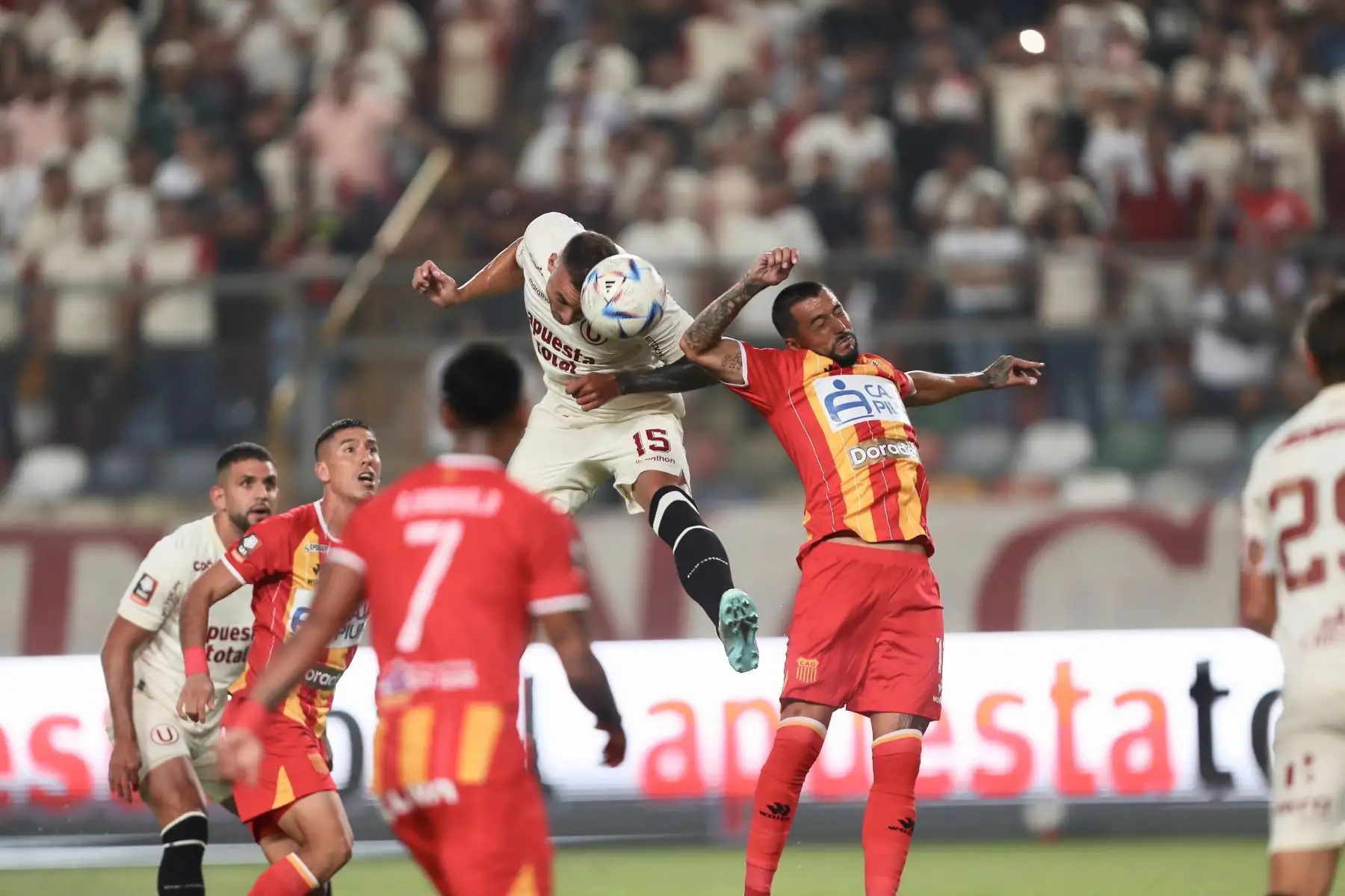 El jugador Emanuel Herrera de  Universitario de Deportes  disputa el balón por una jornada de la Liga 1 en el estadio Monumental de Ate.Foto: ANDINA/Ricardo Cuba
