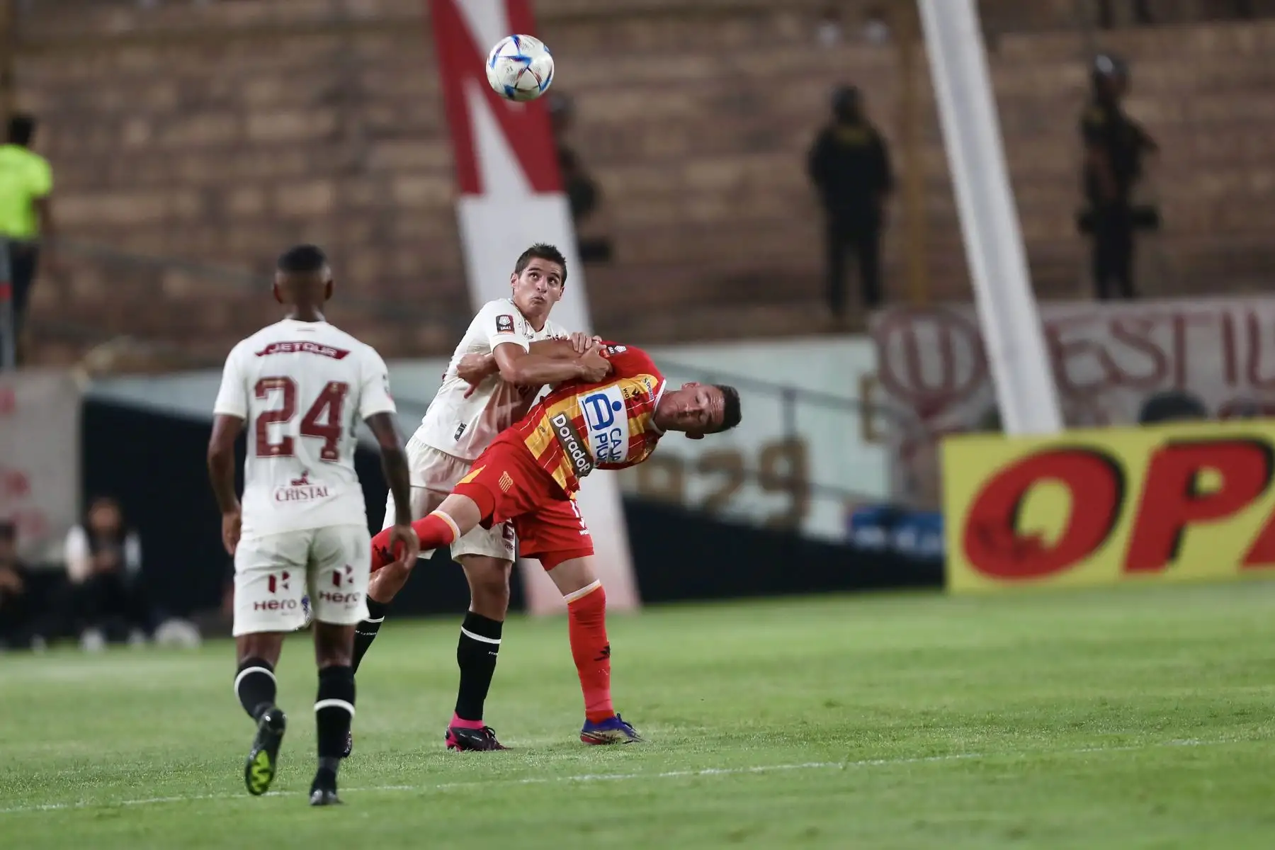El jugador Aldo Corzo de  Universitario de Deportes  disputa el balón por una jornada de la Liga 1 en el estadio Monumental de Ate.Foto: ANDINA/Ricardo Cuba