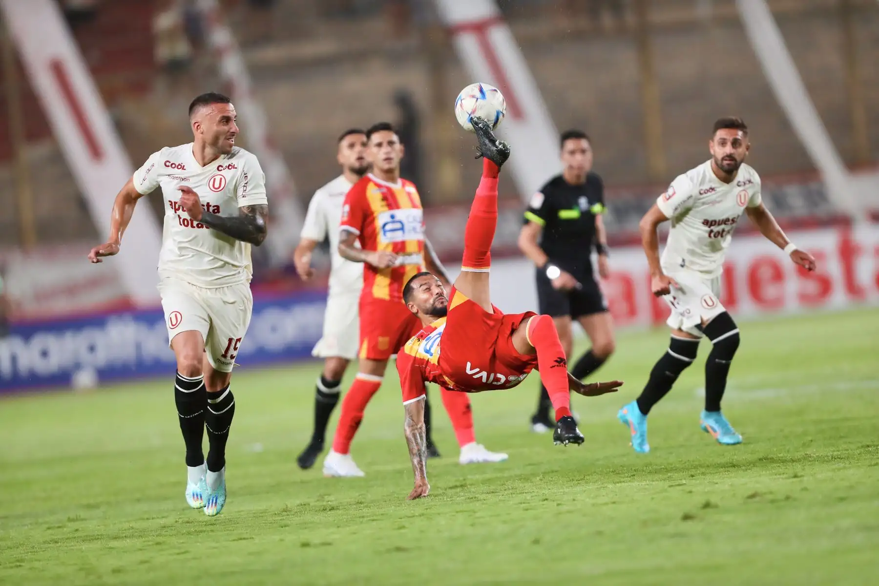 El jugador de  Universitario de Deportes y Atlético Grau  disputan el balón por una jornada de la Liga 1 en el estadio Monumental de Ate.Foto: ANDINA/Ricardo Cuba