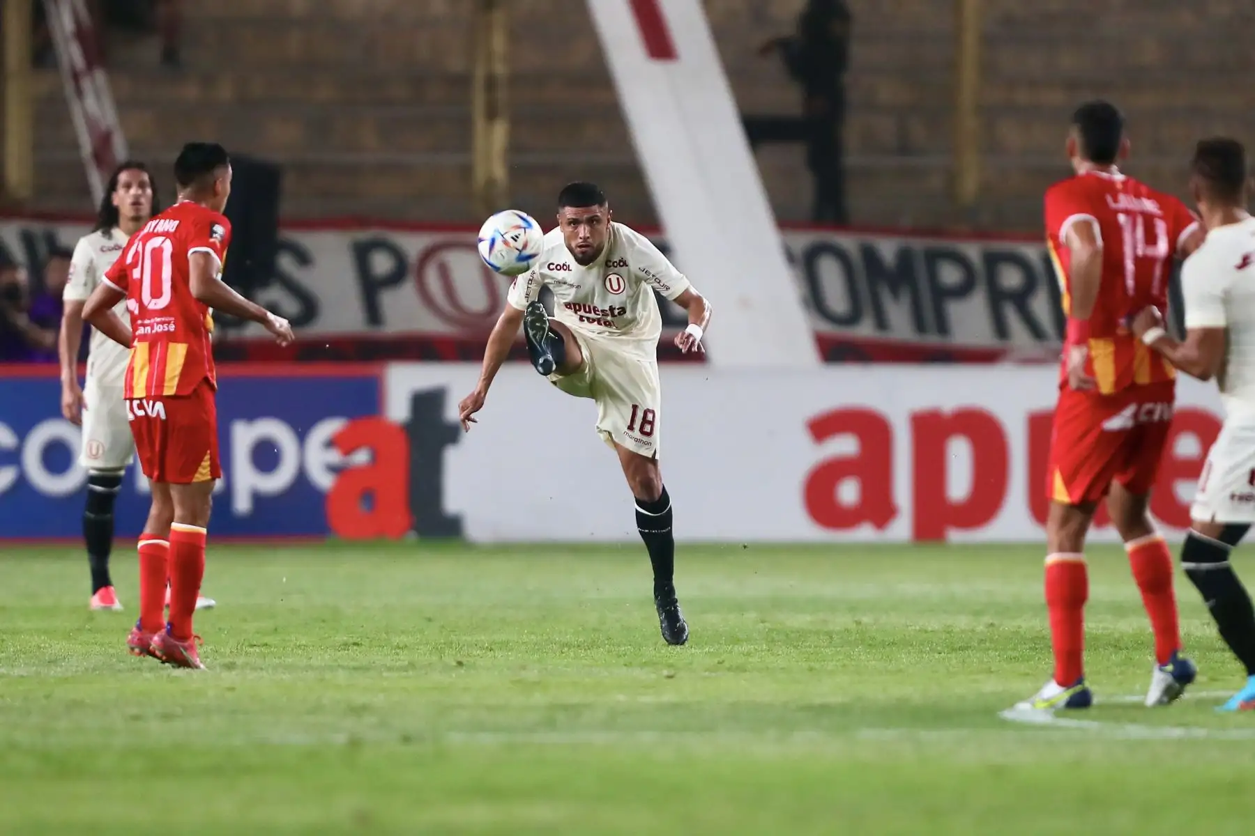 El jugador Rodrigo Ureña de  Universitario de Deportes  disputa el balón por una jornada de la Liga 1 en el estadio Monumental de Ate.Foto: ANDINA/Ricardo Cuba