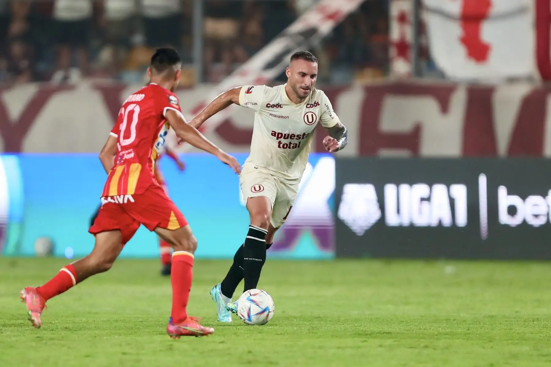 El jugador Emanuel Herrera de  Universitario de Deportes  disputa el balón por una jornada de la Liga 1 en el estadio Monumental de Ate.Foto: ANDINA/Ricardo Cuba