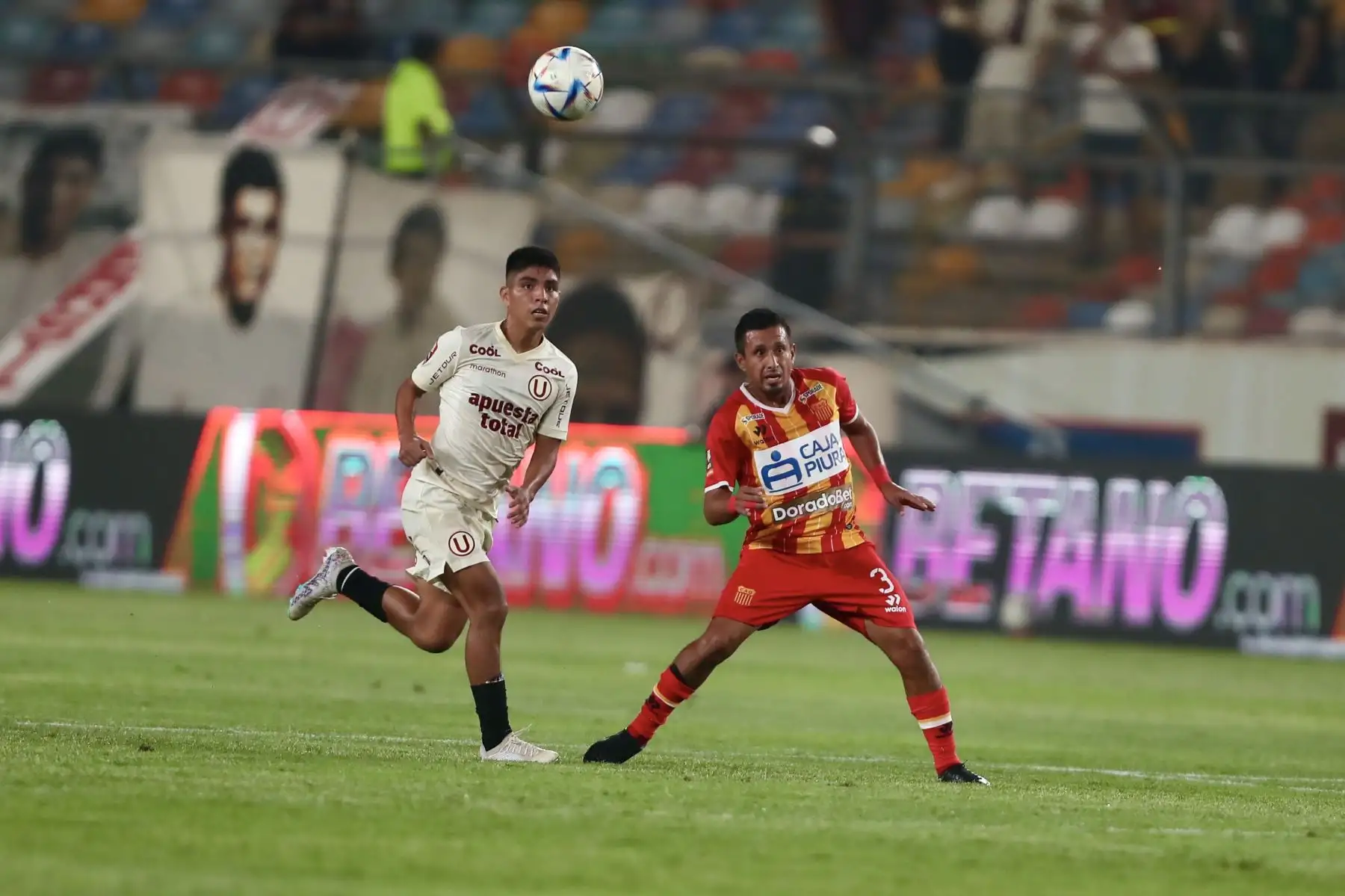 El jugador Piero Quispe de  Universitario de Deportes  disputa el balón por una jornada de la Liga 1 en el estadio Monumental de Ate.Foto: ANDINA/Ricardo Cuba
