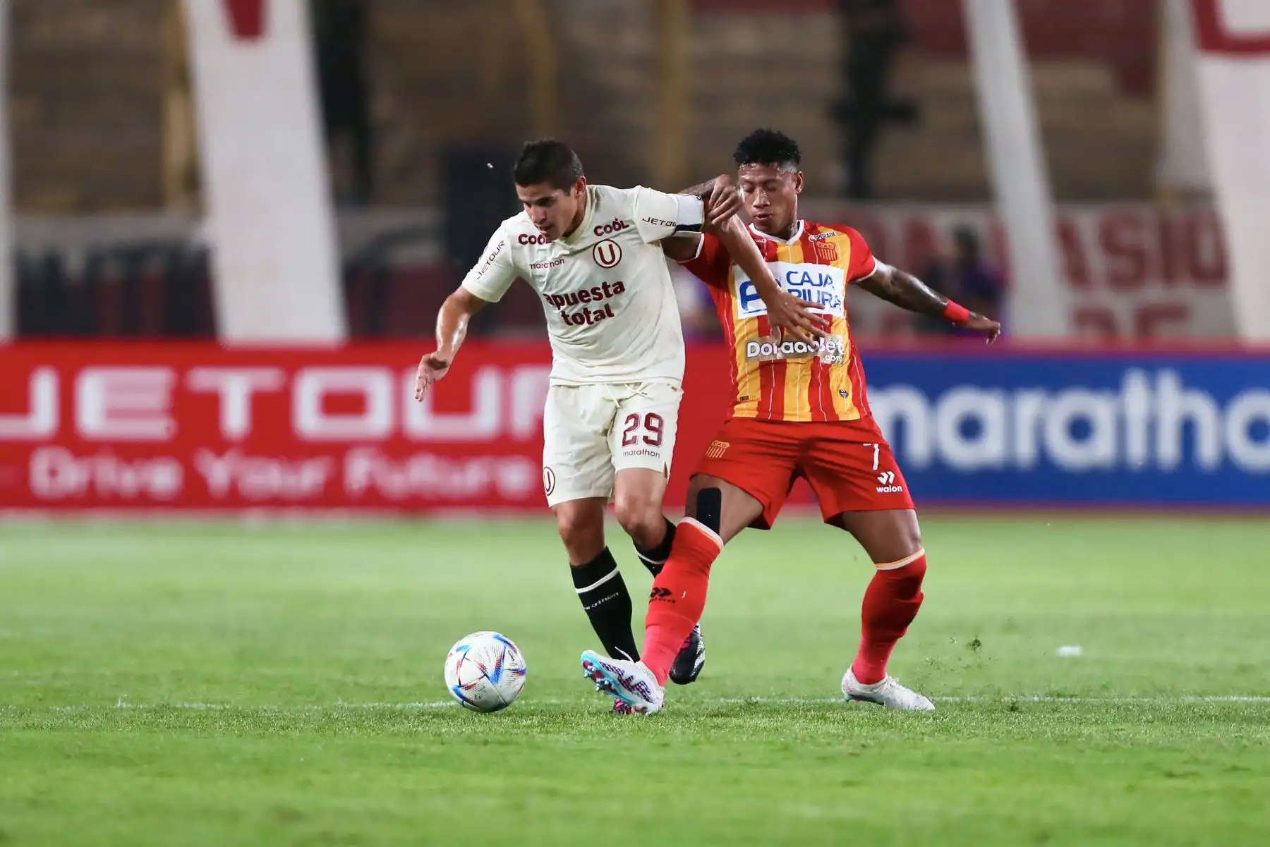 El jugador Aldo Corso de  Universitario de Deportes  disputa el balón por una jornada de la Liga 1 en el estadio Monumental de Ate.Foto: ANDINA/Ricardo Cuba