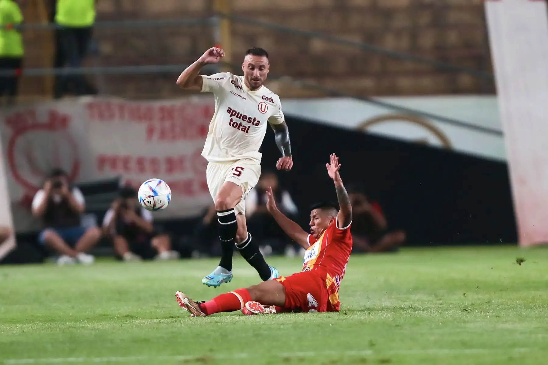 El jugador Emanuel Herrera de  Universitario de Deportes  disputa el balón por una jornada de la Liga 1 en el estadio Monumental de Ate.Foto: ANDINA/Ricardo Cuba