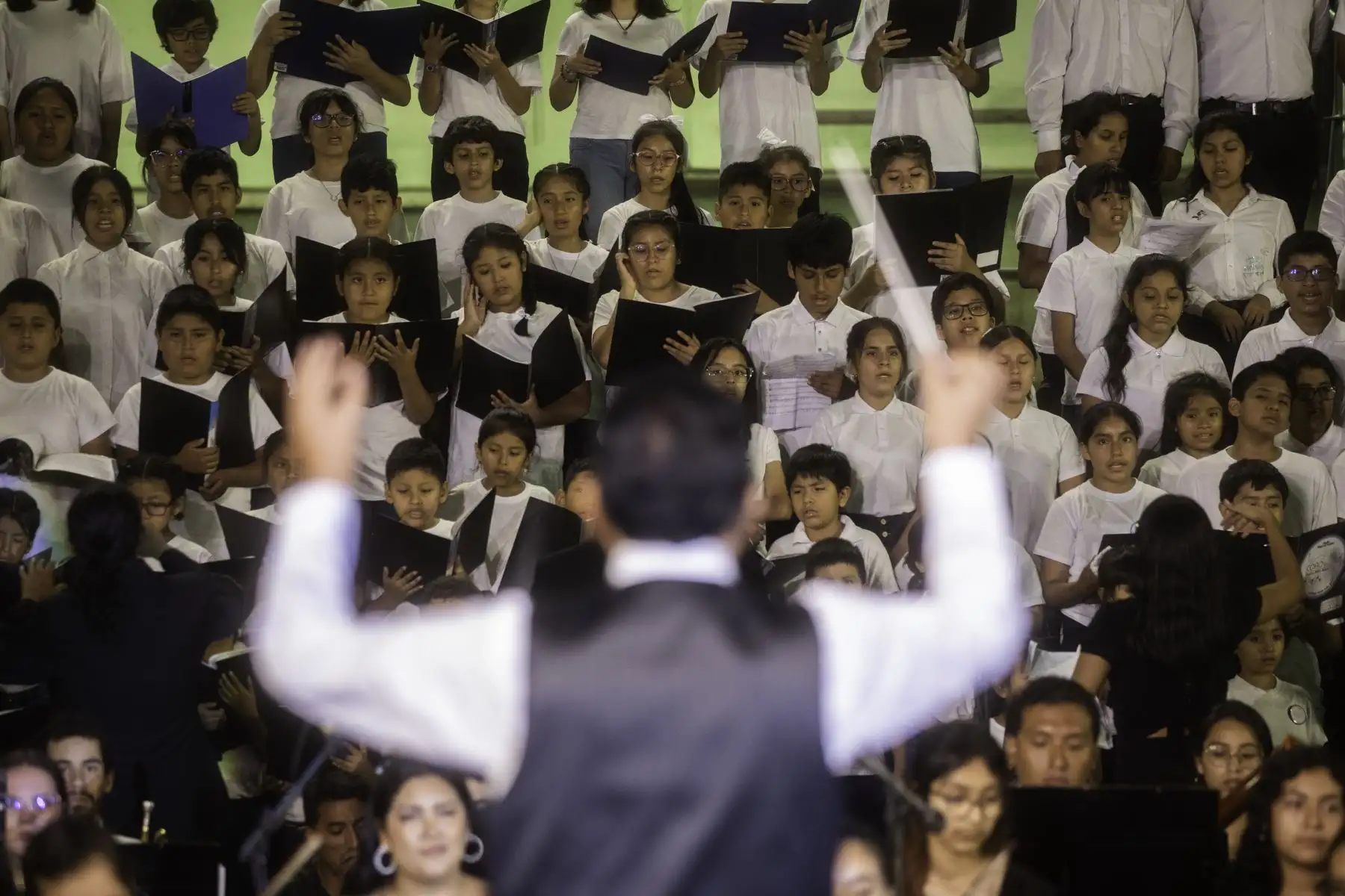 Cientos de niños y adolescentes demuestran su talento musical y nos presentan Domingo de Gloria junto con la orquesta sinfónica.
Foto: ANDINA/Difusión