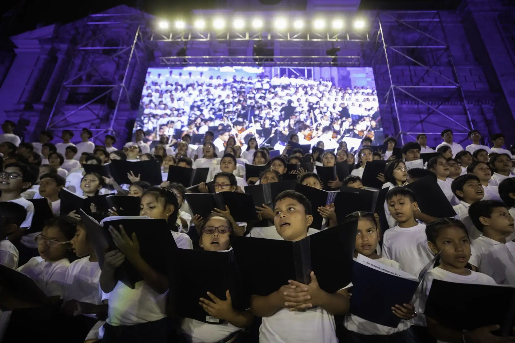 Cientos de niños y adolescentes demuestran su talento musical y nos presentan Domingo de Gloria junto con la orquesta sinfónica.
Foto: ANDINA/Difusión