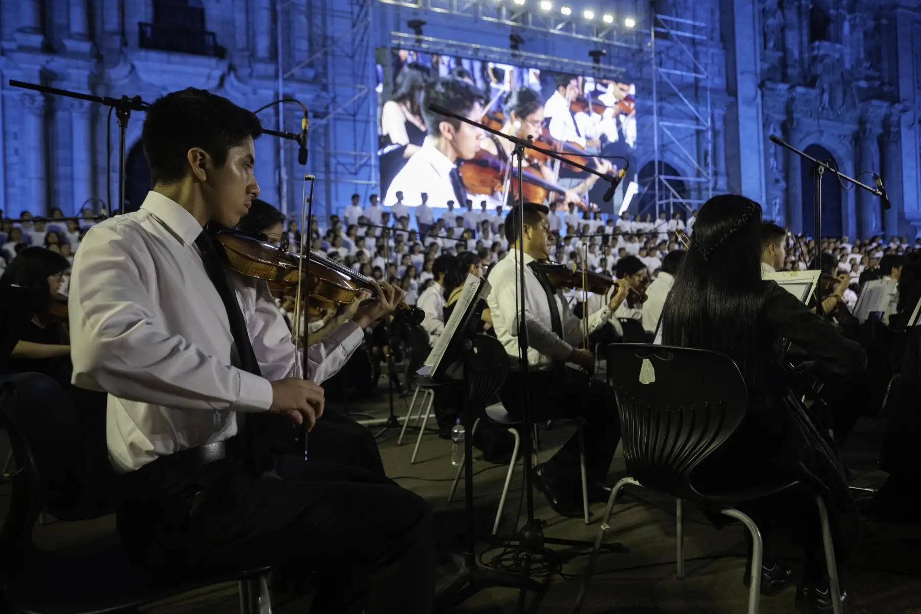 Cientos de niños y adolescentes demuestran su talento musical y nos presentan Domingo de Gloria junto con la orquesta sinfónica.
Foto: ANDINA/Difusión
