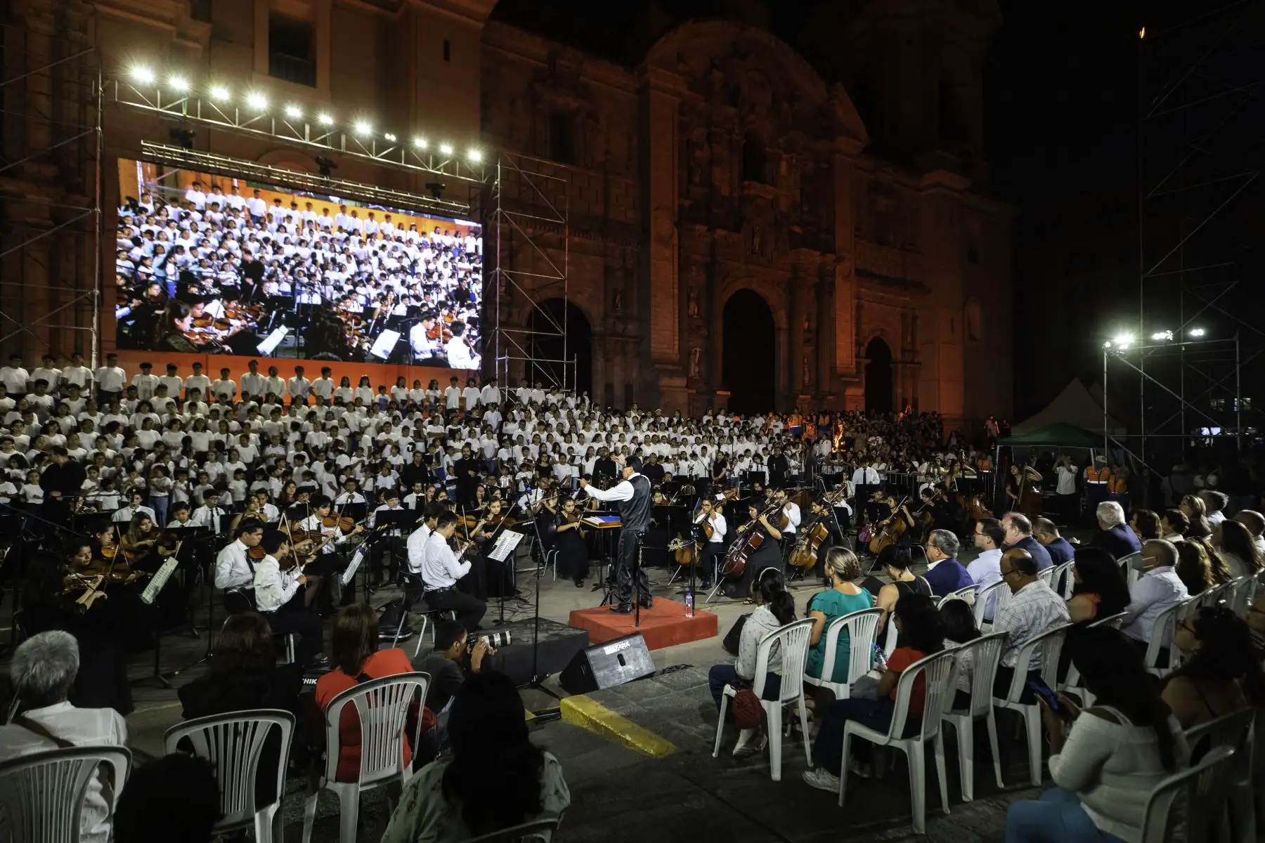 Cientos de niños y adolescentes demuestran su talento musical y nos presentan Domingo de Gloria junto con la orquesta sinfónica.
Foto: ANDINA/Difusión