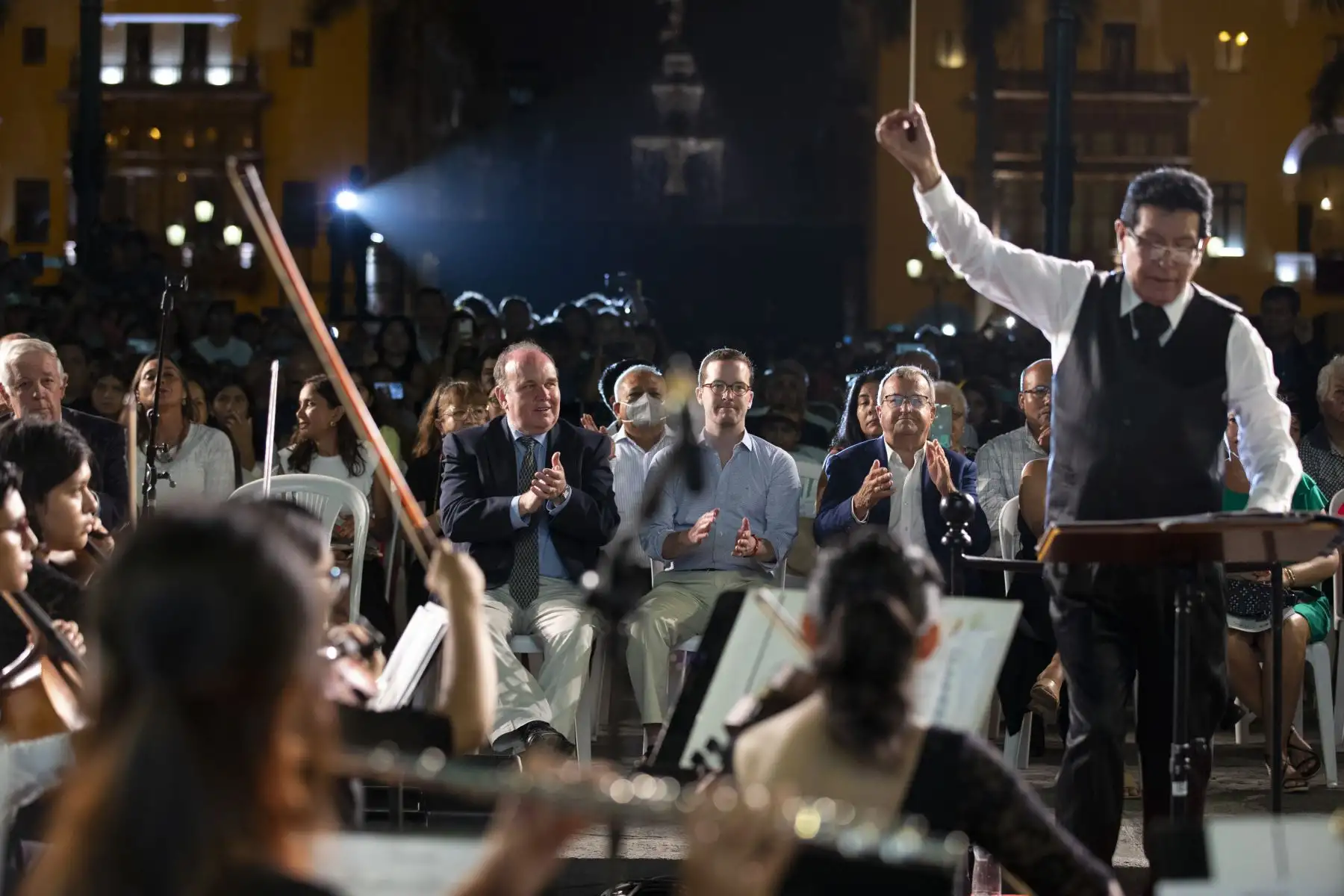 Cientos de niños y adolescentes demuestran su talento musical y nos presentan Domingo de Gloria junto con la orquesta sinfónica.
Foto: ANDINA/Difusión