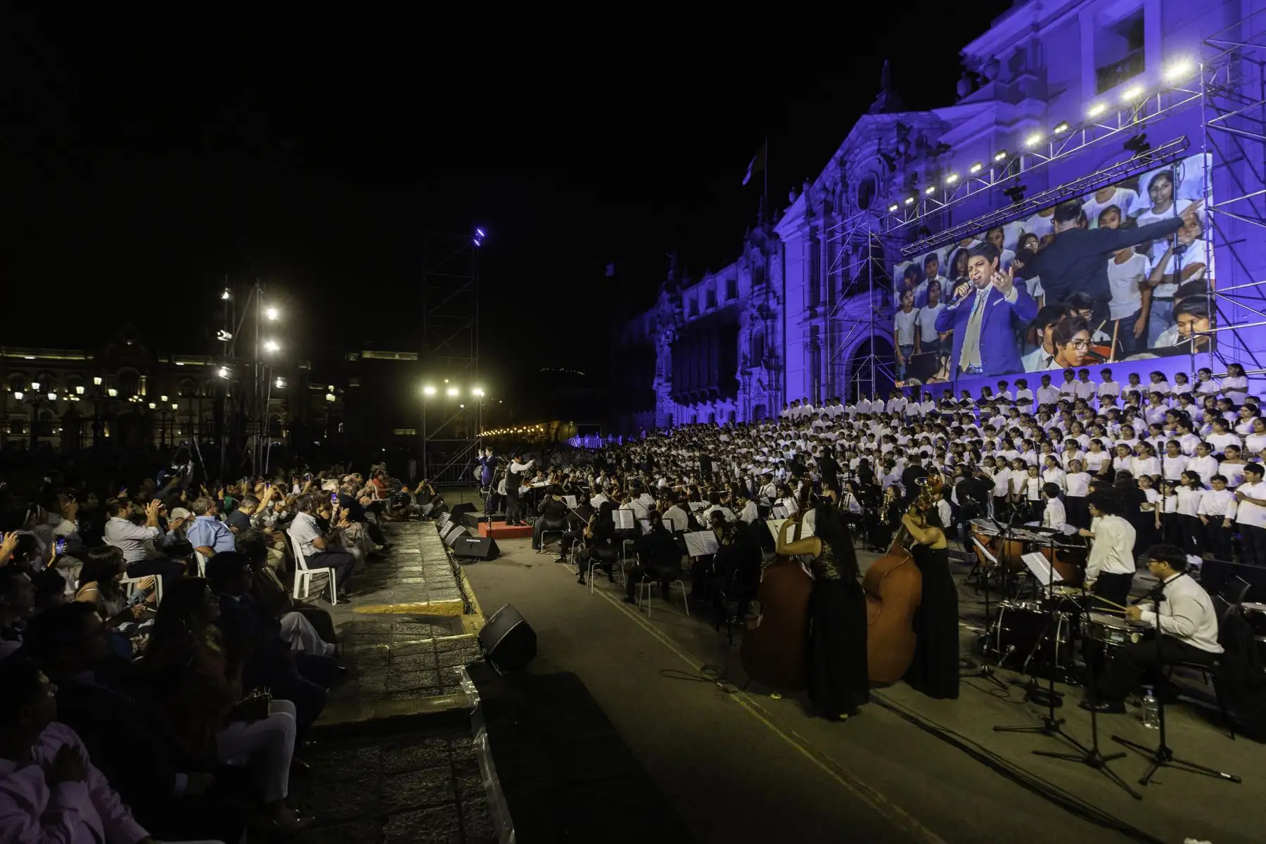 Cientos de niños y adolescentes demuestran su talento musical y nos presentan Domingo de Gloria junto con la orquesta sinfónica.
Foto: ANDINA/Difusión