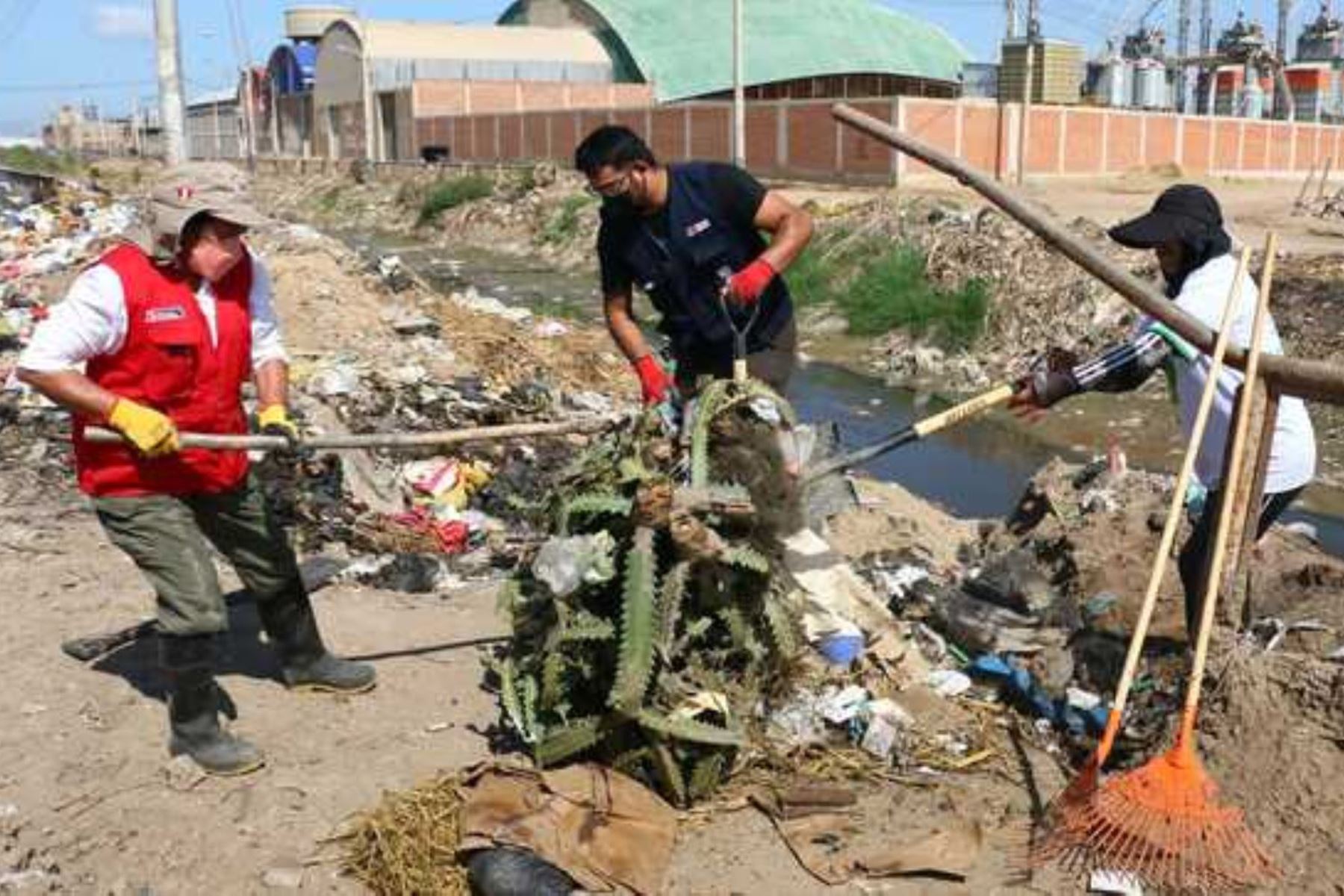 El Ministerio del Ambiente (Minam) impulsó una jornada de limpieza en el distrito de José Leonardo Ortiz, en Chiclayo, ante la emergencia generada por las lluvias en el norte del país.