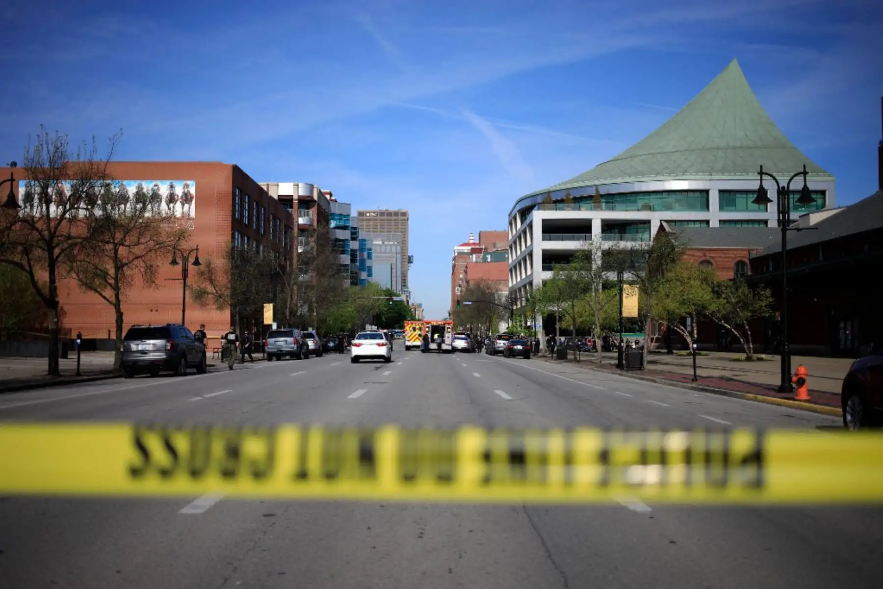 Escena del crimen acordonada mientras los agentes de la ley responden a un tirador activo cerca del edificio del Old National Bank en Louisville, Kentucky. Foto: AFP
