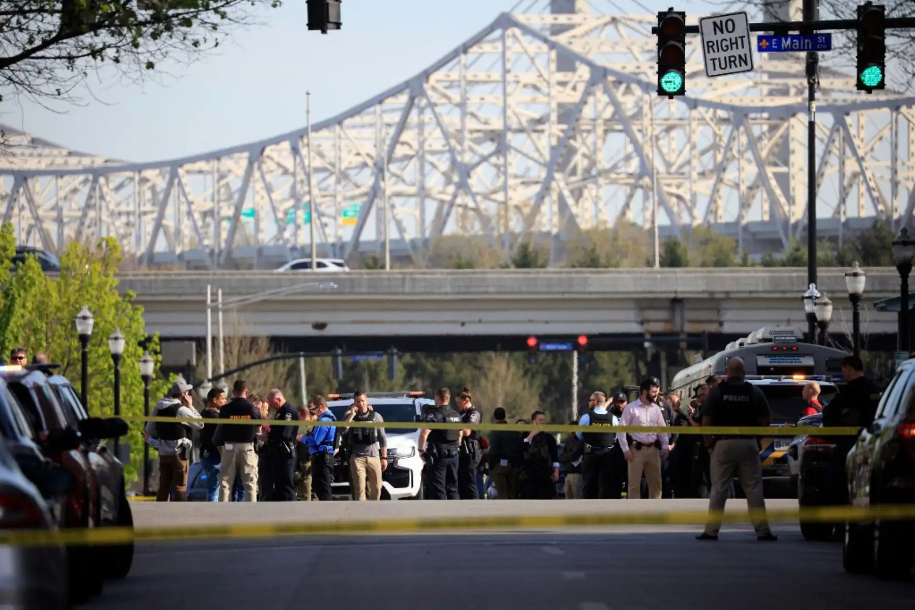 Agentes de la ley responden a un tirador activo cerca del edificio del Old National Bank en Louisville, Kentucky. Foto: AFP