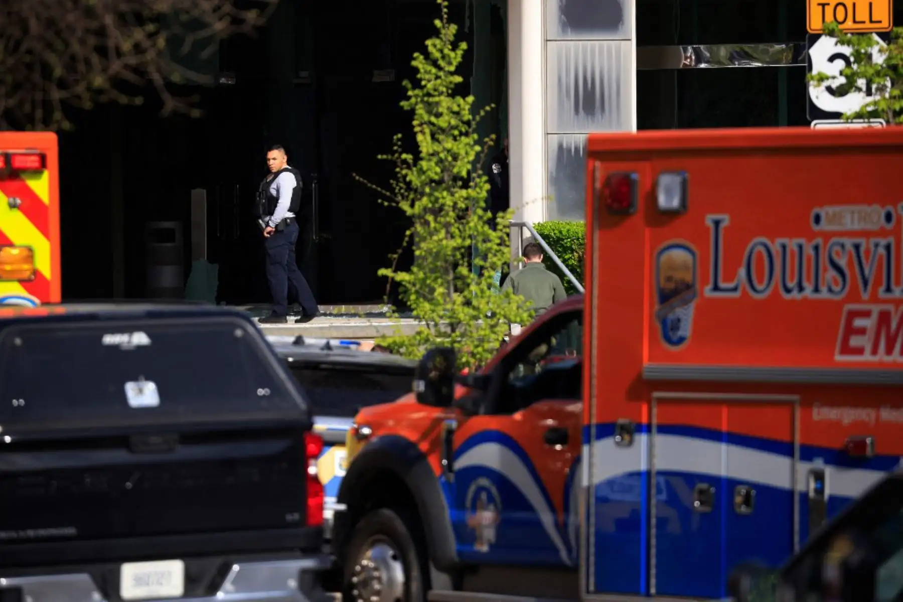 Agentes de la ley responden a un tirador activo cerca del edificio del Old National Bank en Louisville, Kentucky. Foto: AFP