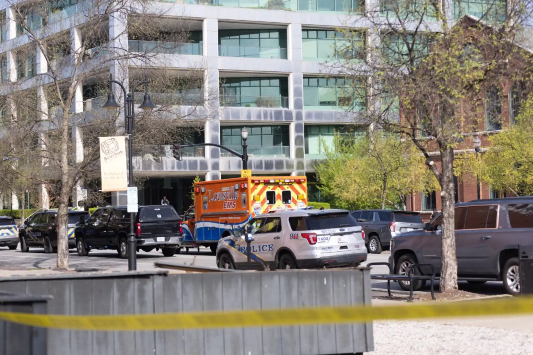 Escena del crimen acordonada mientras los agentes de la ley responden a un tirador activo cerca del edificio del Old National Bank en Louisville, Kentucky. Foto: AFP