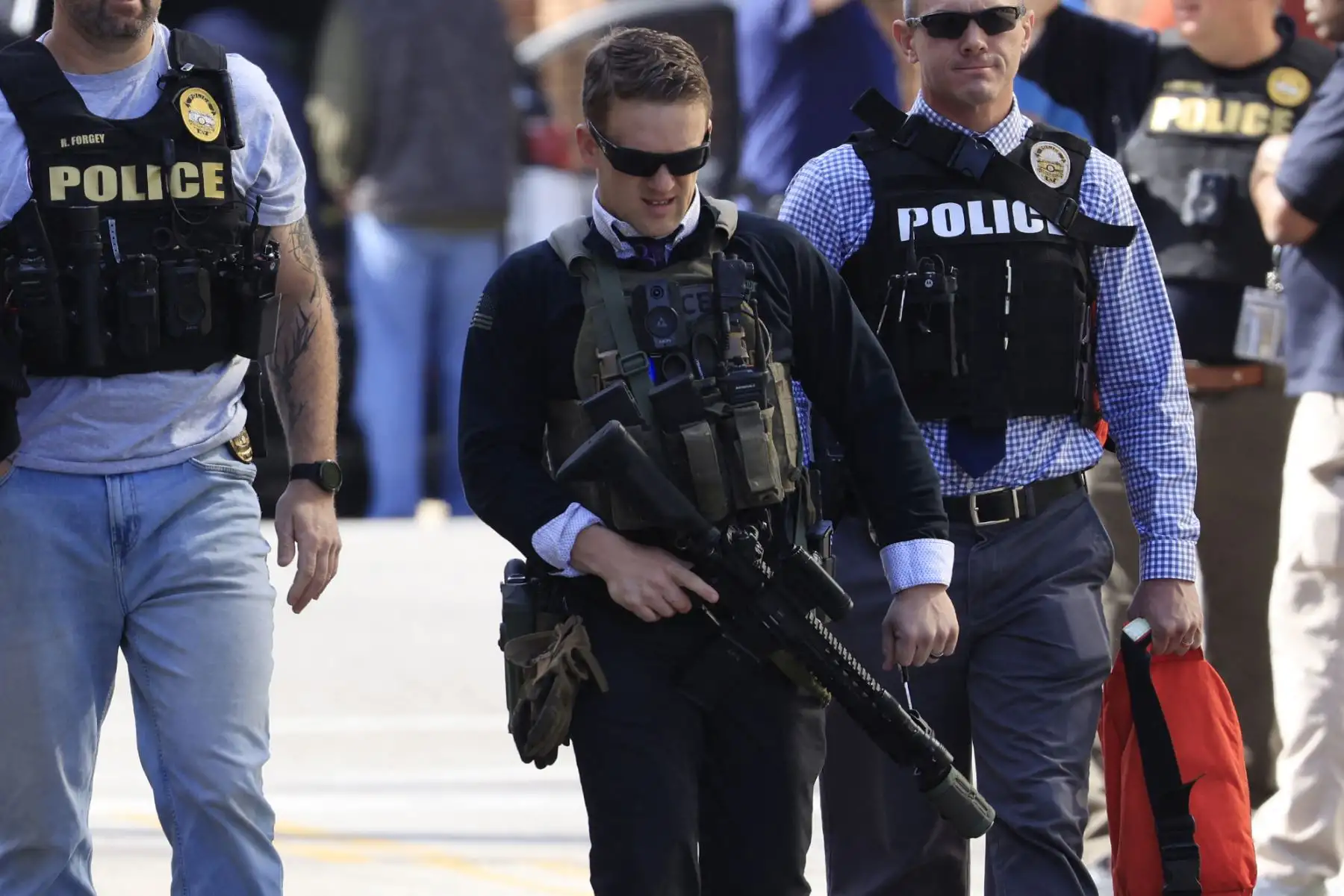 Los agentes del orden responden a un tirador activo en el edificio del Old National Bank el  en Louisville, Kentucky. El tirador murió en el lugar. Foto: AFP