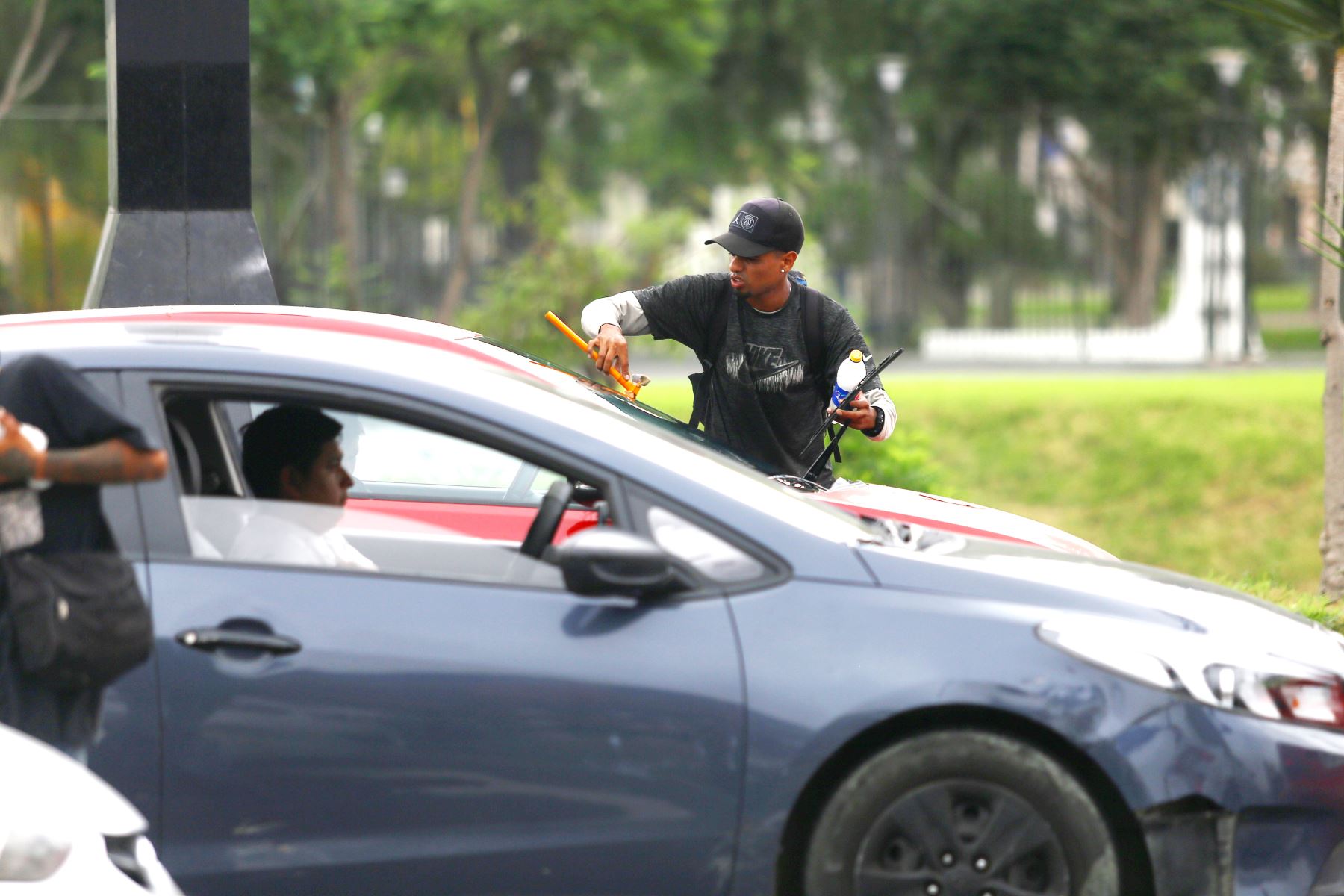 Los limpiaparabrisas están bajo la mirada de la ciudadanía tras el asesinato de un taxista que se negó a aceptar que limpien su vehículo. Foto: ANDINA/Ricardo CubaCuba