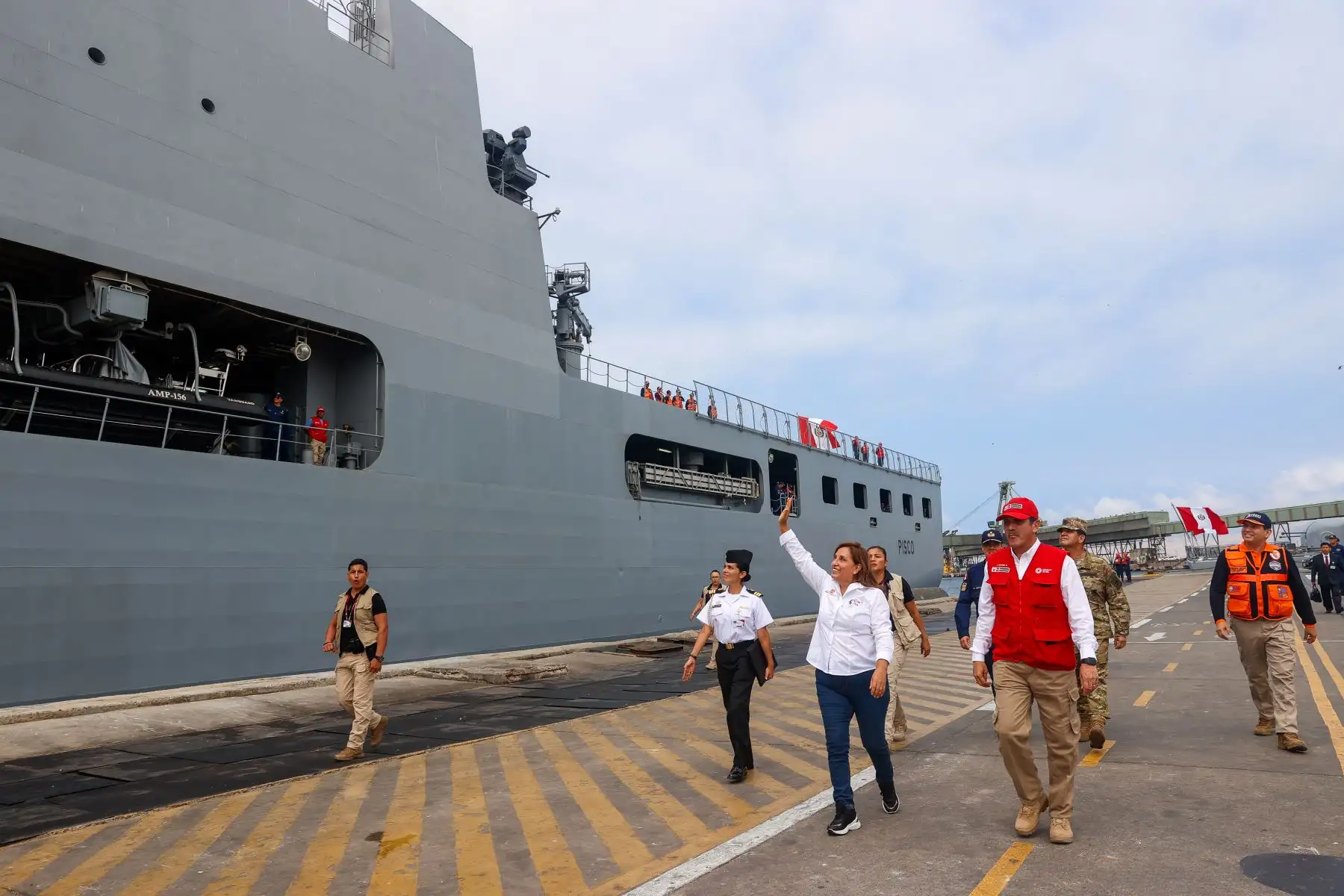 Presidenta Dina Boluarte inspeccionó zarpe del buque multipropósito B.A.P. Pisco, que trasladará ayuda humanitaria a las regiones Tumbes, Piura y Lambayeque. Foto: ANDINA/ Prensa Presidencia