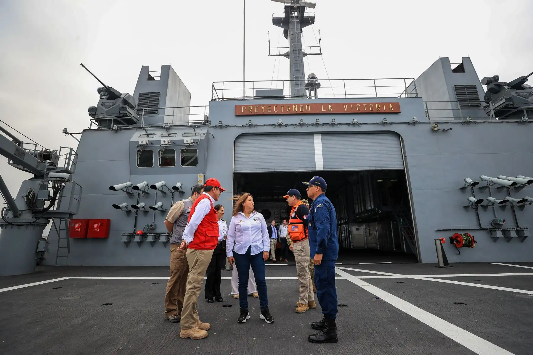 Presidenta Dina Boluarte inspeccionó zarpe del buque multipropósito B.A.P. Pisco, que trasladará ayuda humanitaria a las regiones Tumbes, Piura y Lambayeque. Foto: ANDINA/ Prensa Presidencia