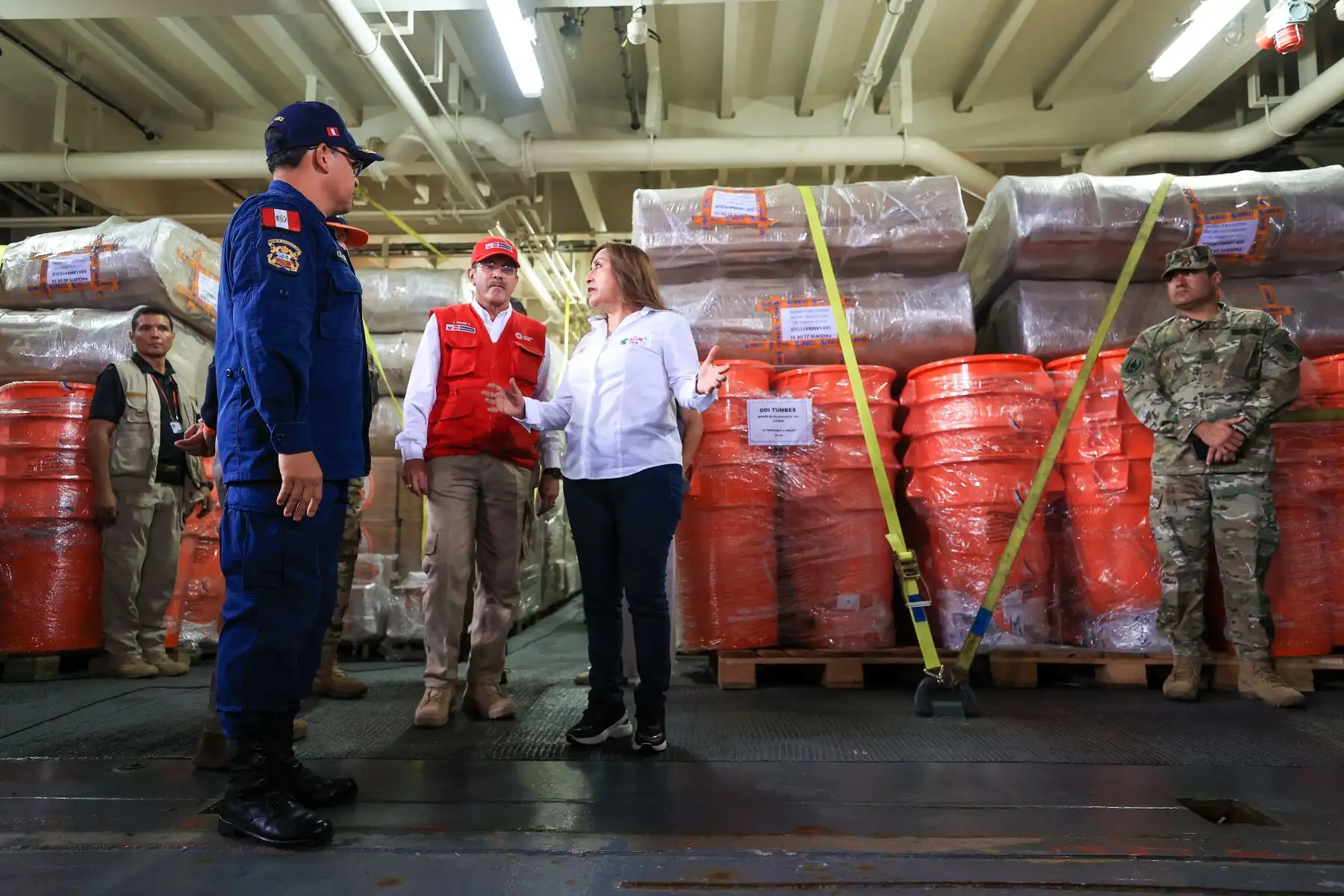 Presidenta Dina Boluarte inspeccionó zarpe del buque multipropósito B.A.P. Pisco, que trasladará ayuda humanitaria a las regiones Tumbes, Piura y Lambayeque. Foto: ANDINA/ Prensa Presidencia
